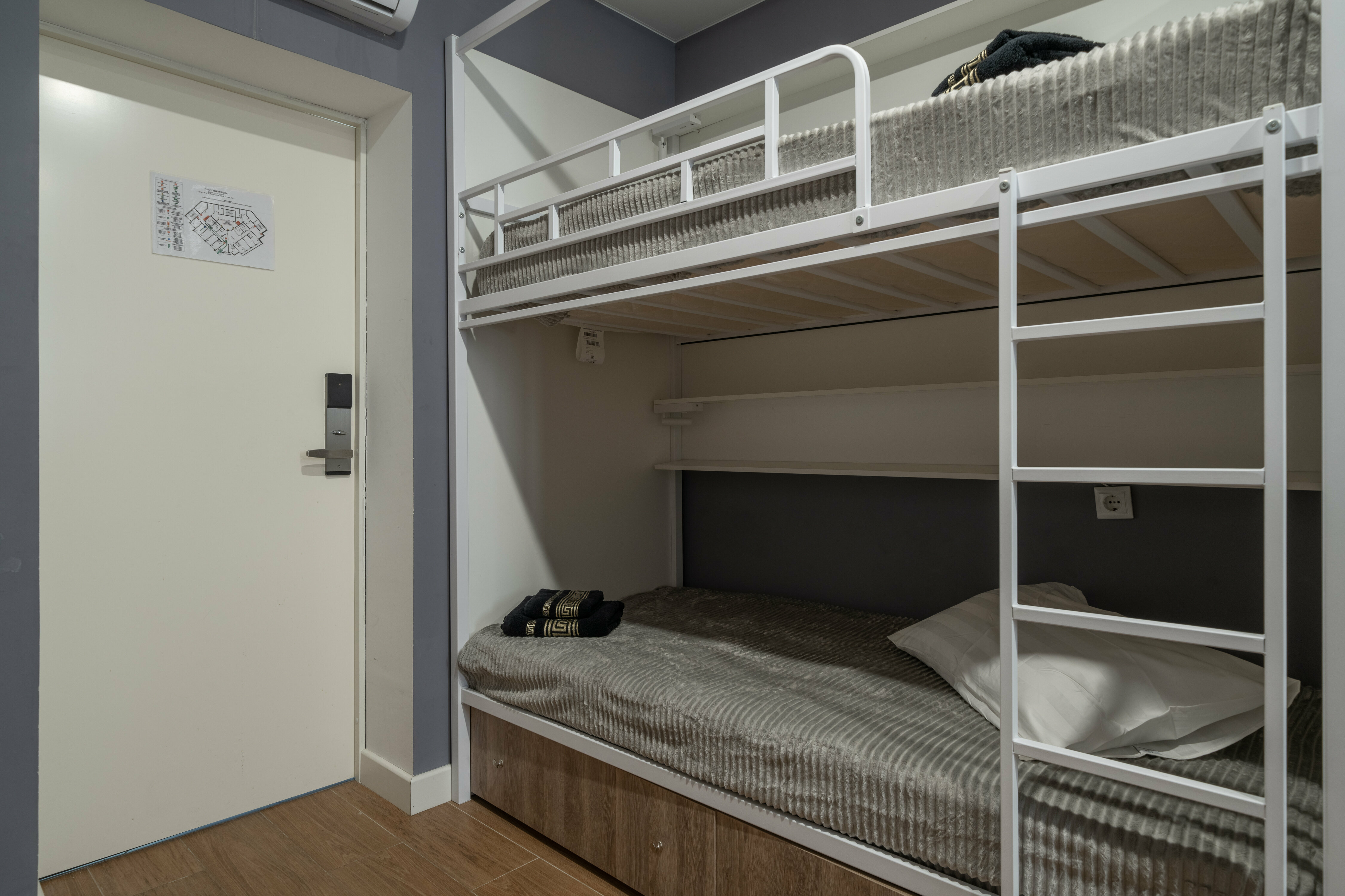 Спальное место на двухъярусной кровати в общем номере для женщин