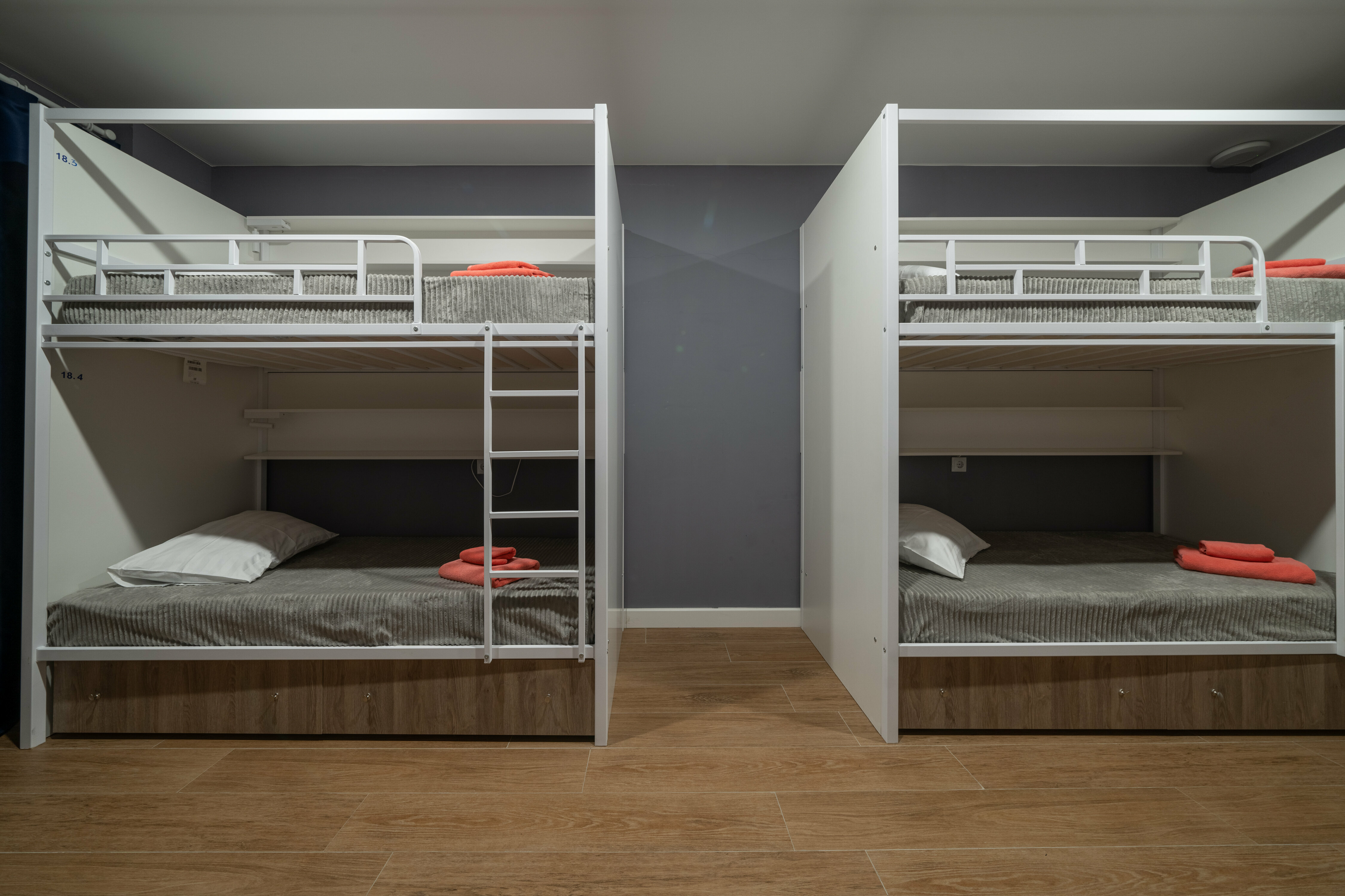 Спальное место на двухъярусной кровати в общем номере для женщин