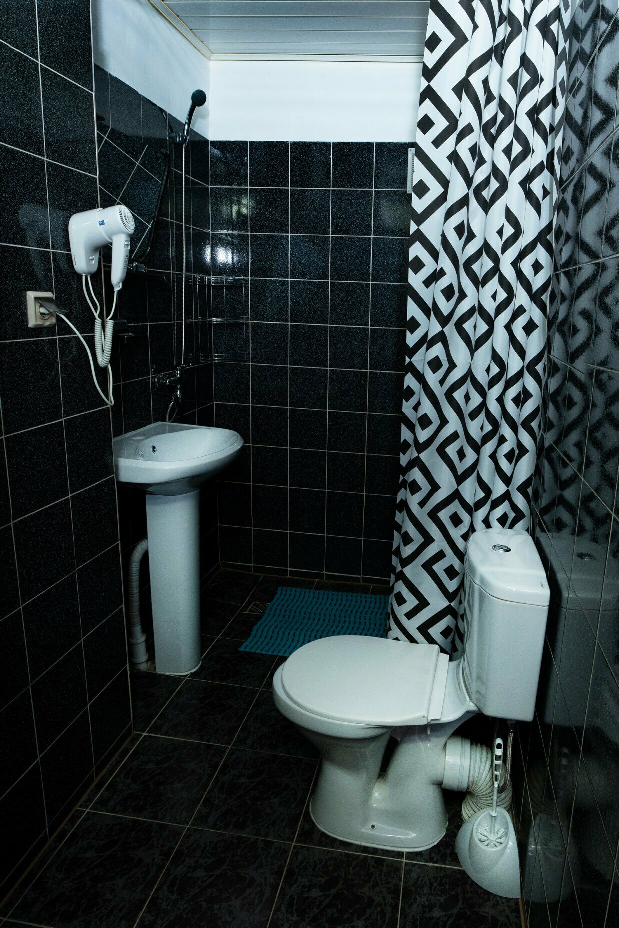 Двухместный номер в блоке с одноместным номером в общем коридоре