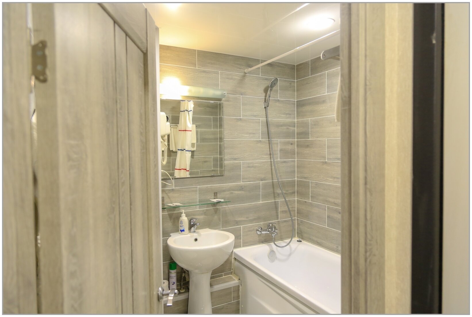 Стандартный двухместный номер с 2 отдельными кроватями и общей ванной комнатой