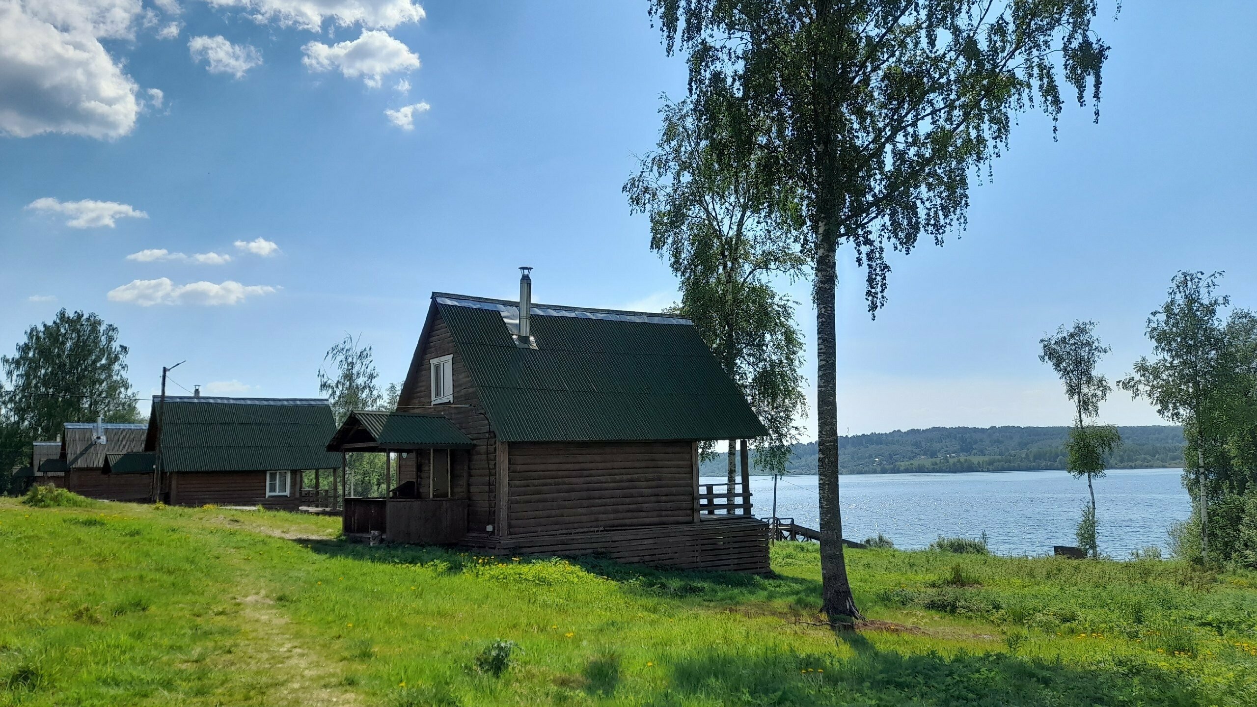 Коттедж с двумя спальнями, видом на озеро и террасой