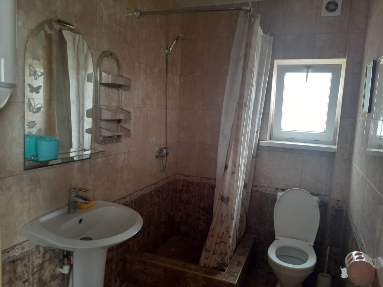 Трехместный номер с общей ванной комнатой