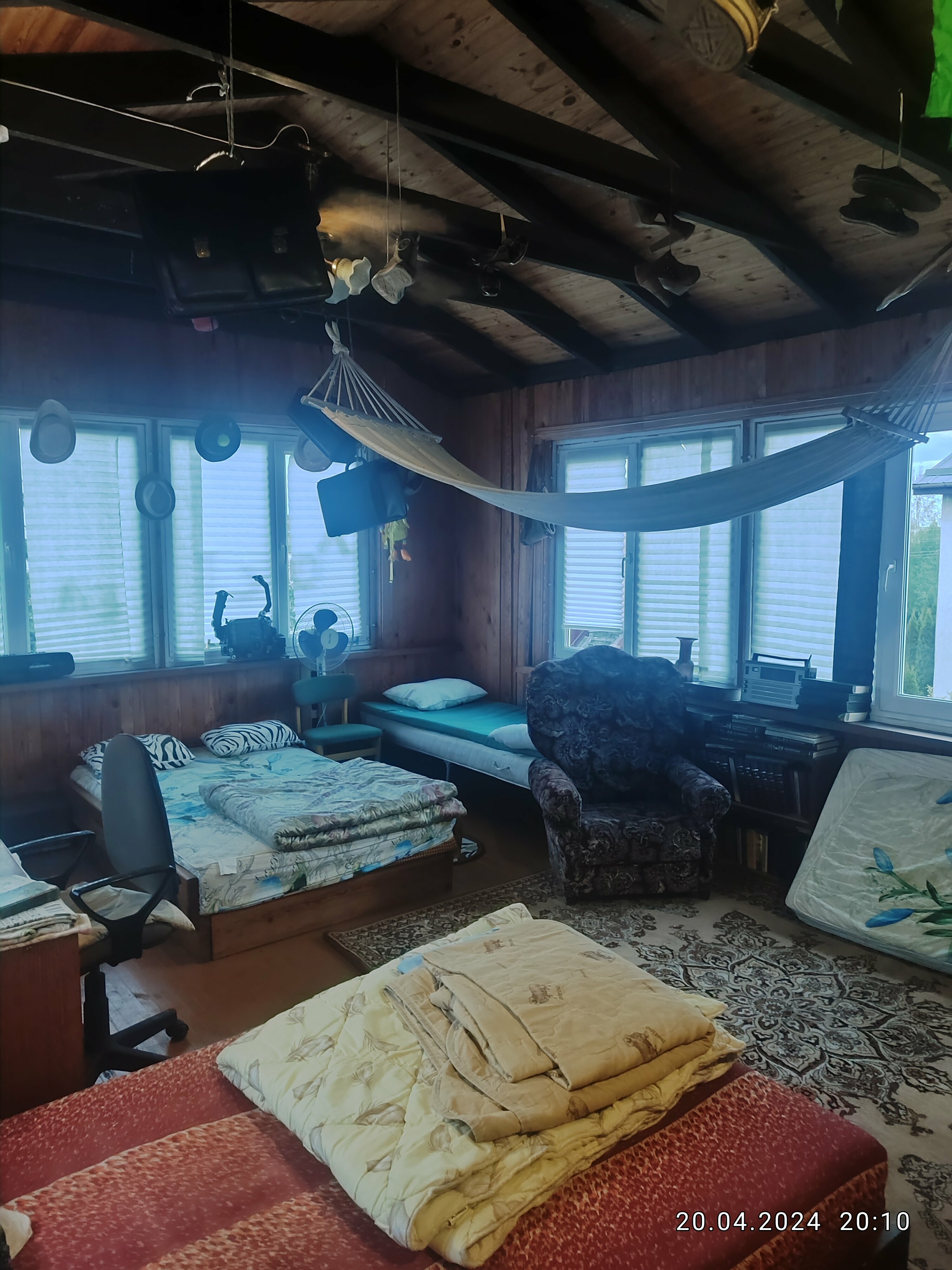 Односпальная кровать в общем номере для мужчин и женщин