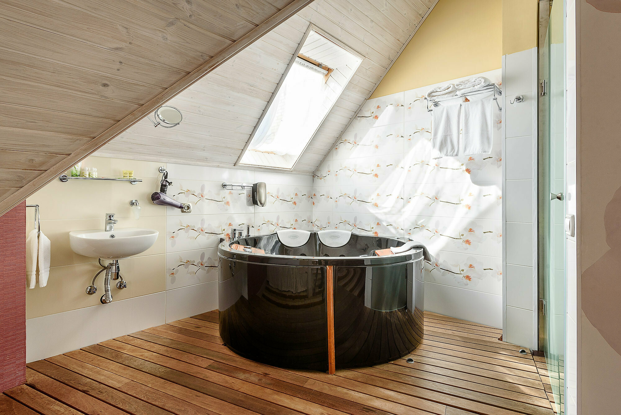 Улучшенный номер  «Дикая Орхидея» (мансарда)