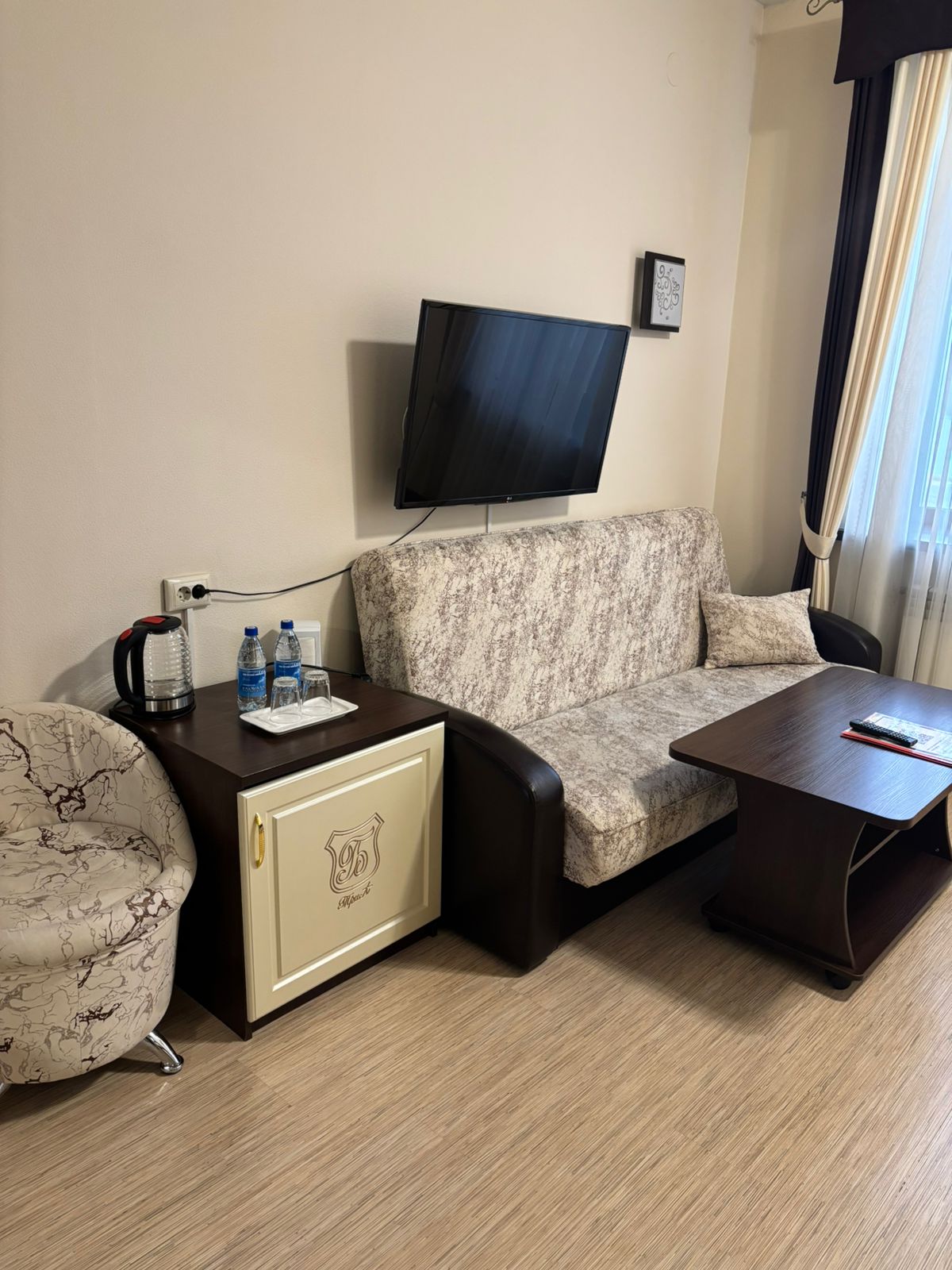 Четырехместный номер стандарт с двухспальной кроватью и двухместным диваном