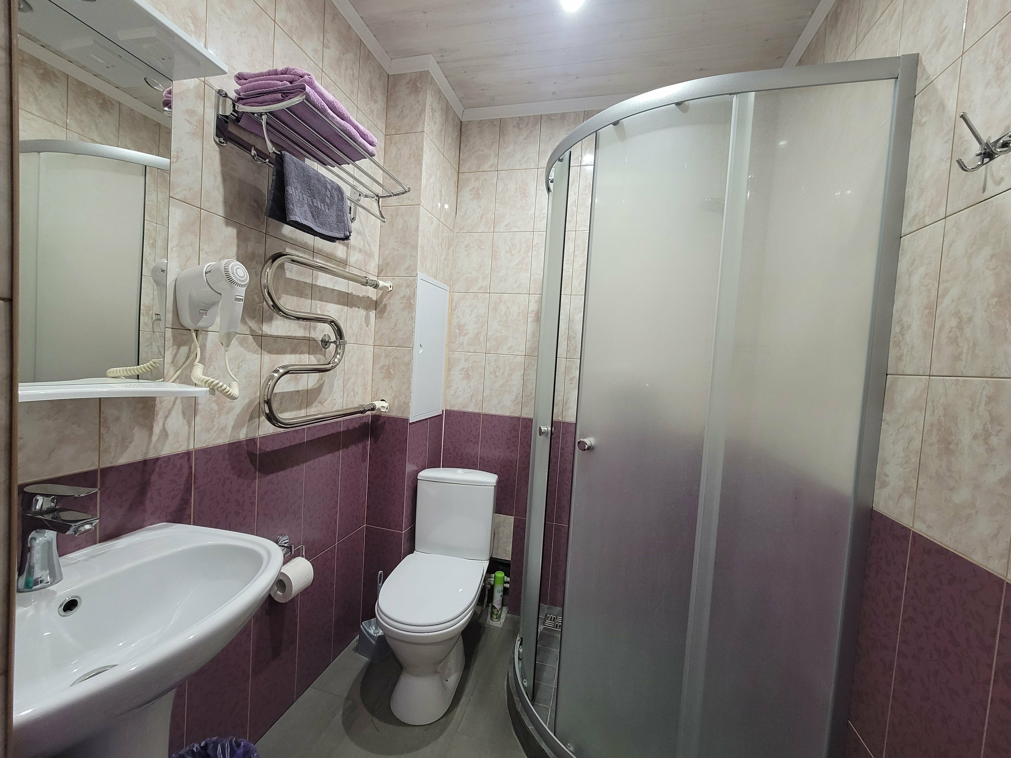 Двухместный номер с двуспальной кроватью и дополнительной кроватью