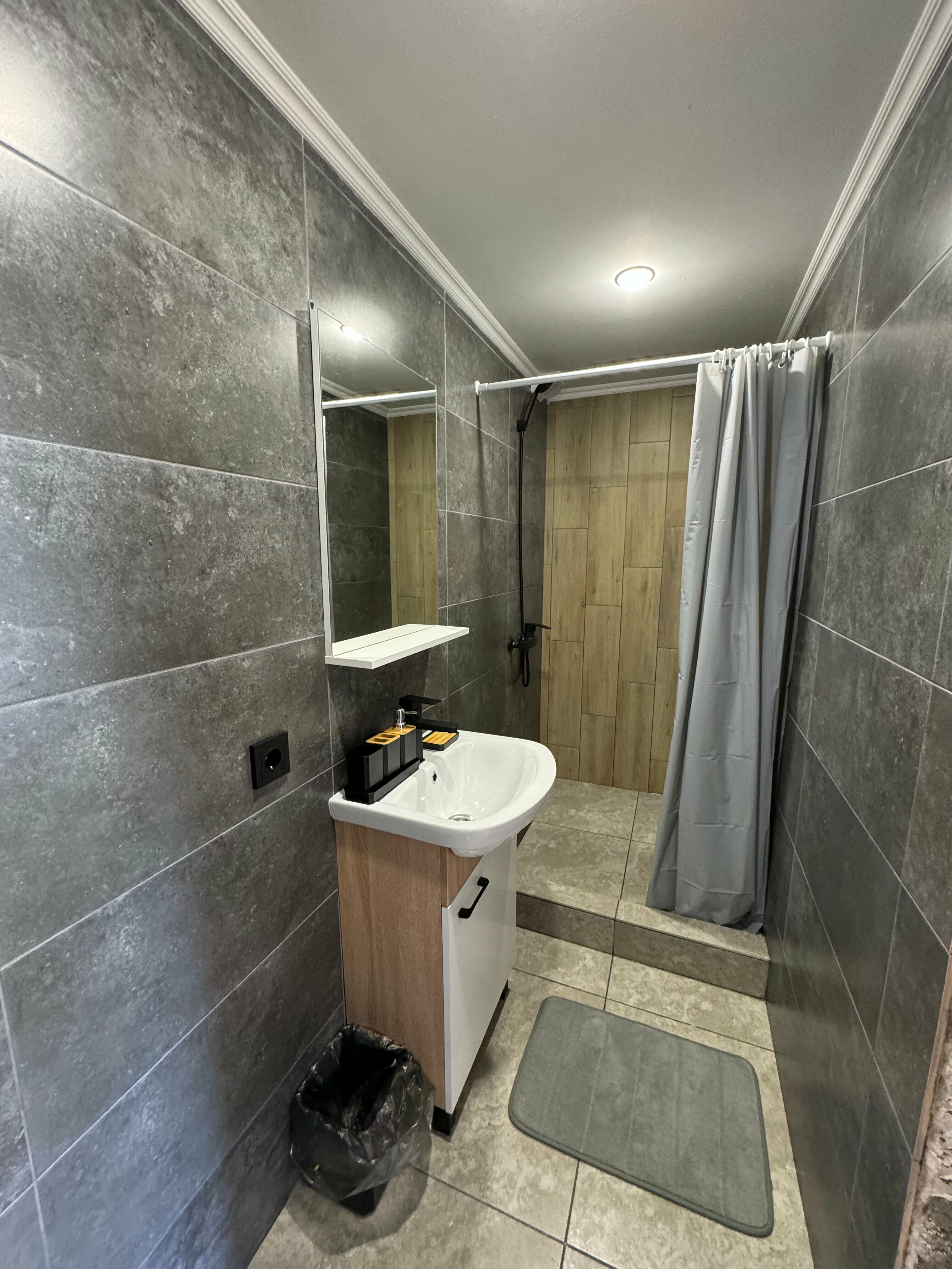 Улучшенный 4х местный номер с  удобствами .