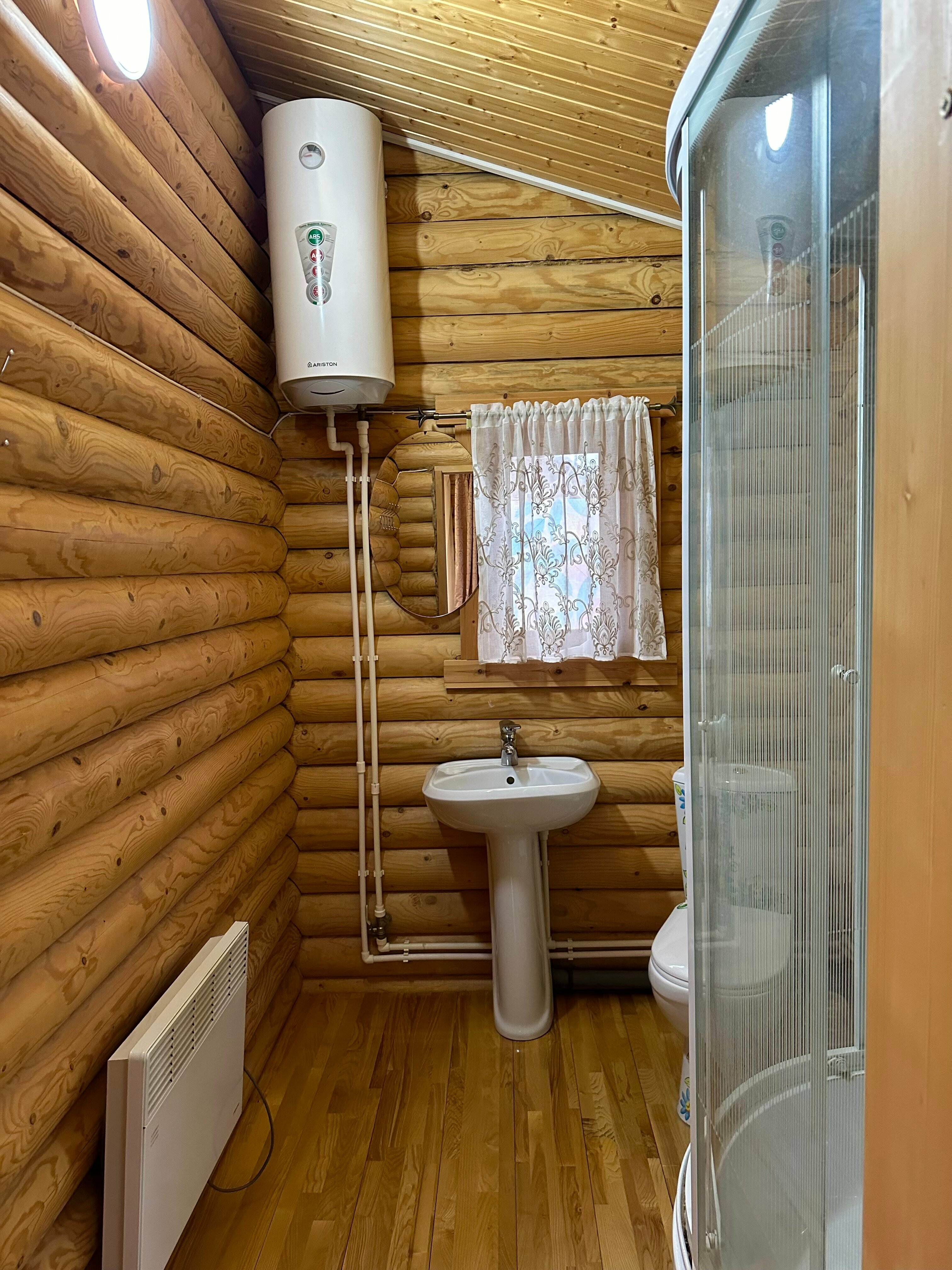 Домик 3 со всеми удобствами, кровать, диван, телевизор, душевая кабина, санузел, баня и кухня на территории 