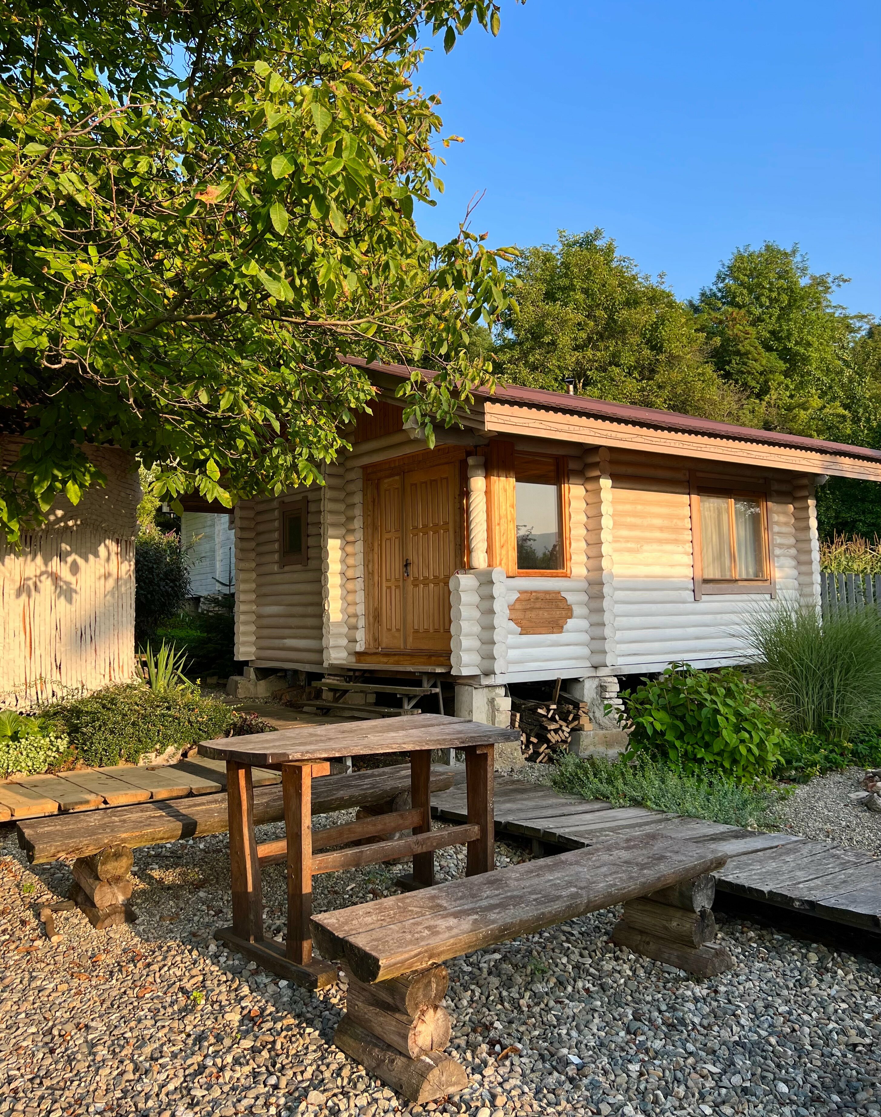 Домик 1 со всеми удобствами, кровать, диван, санузел, душевая и баня от этого домика рядом в отдельном здании, кухня на территории 