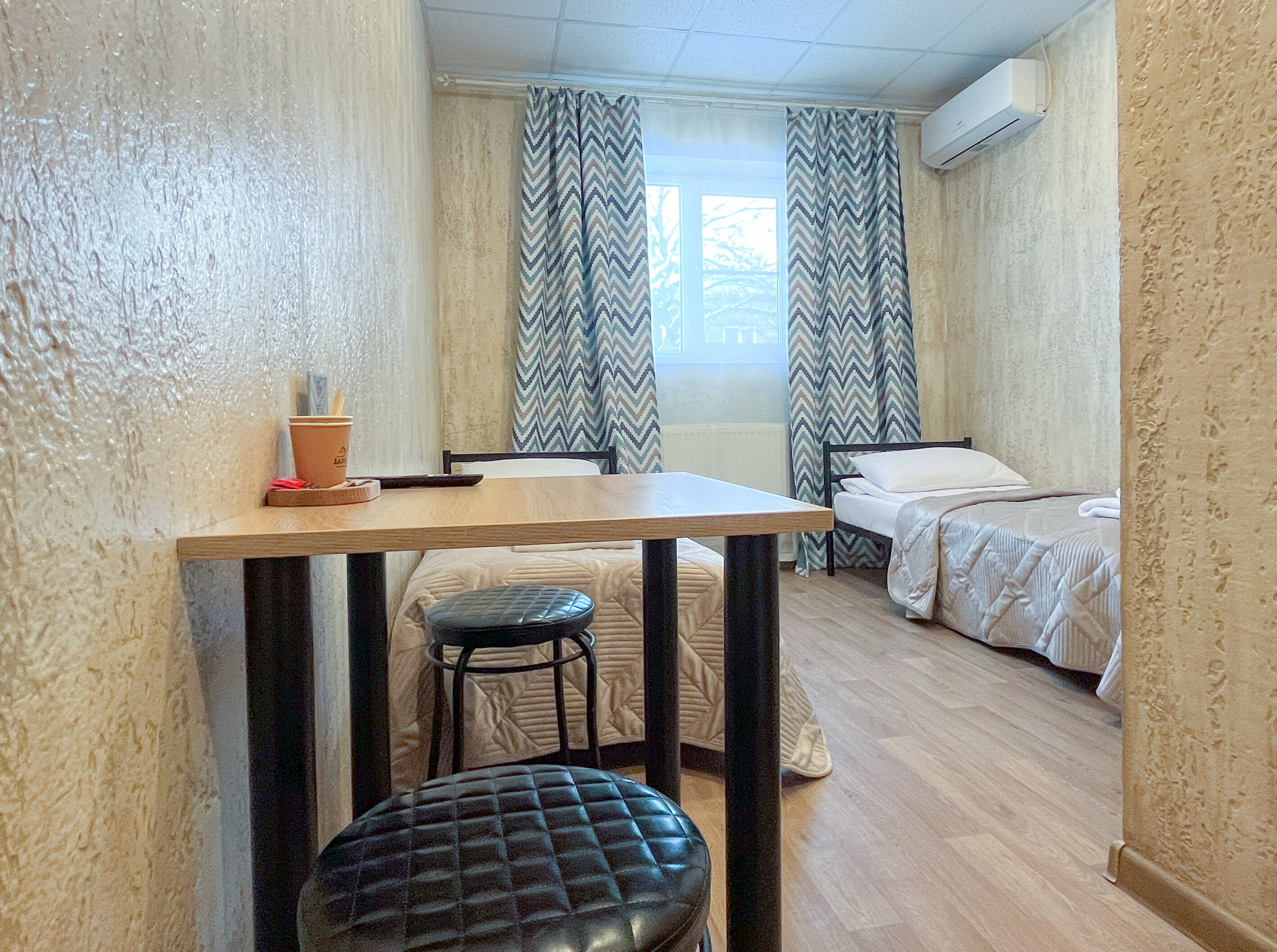 Небольшой двухместный номер с 2 отдельными кроватями