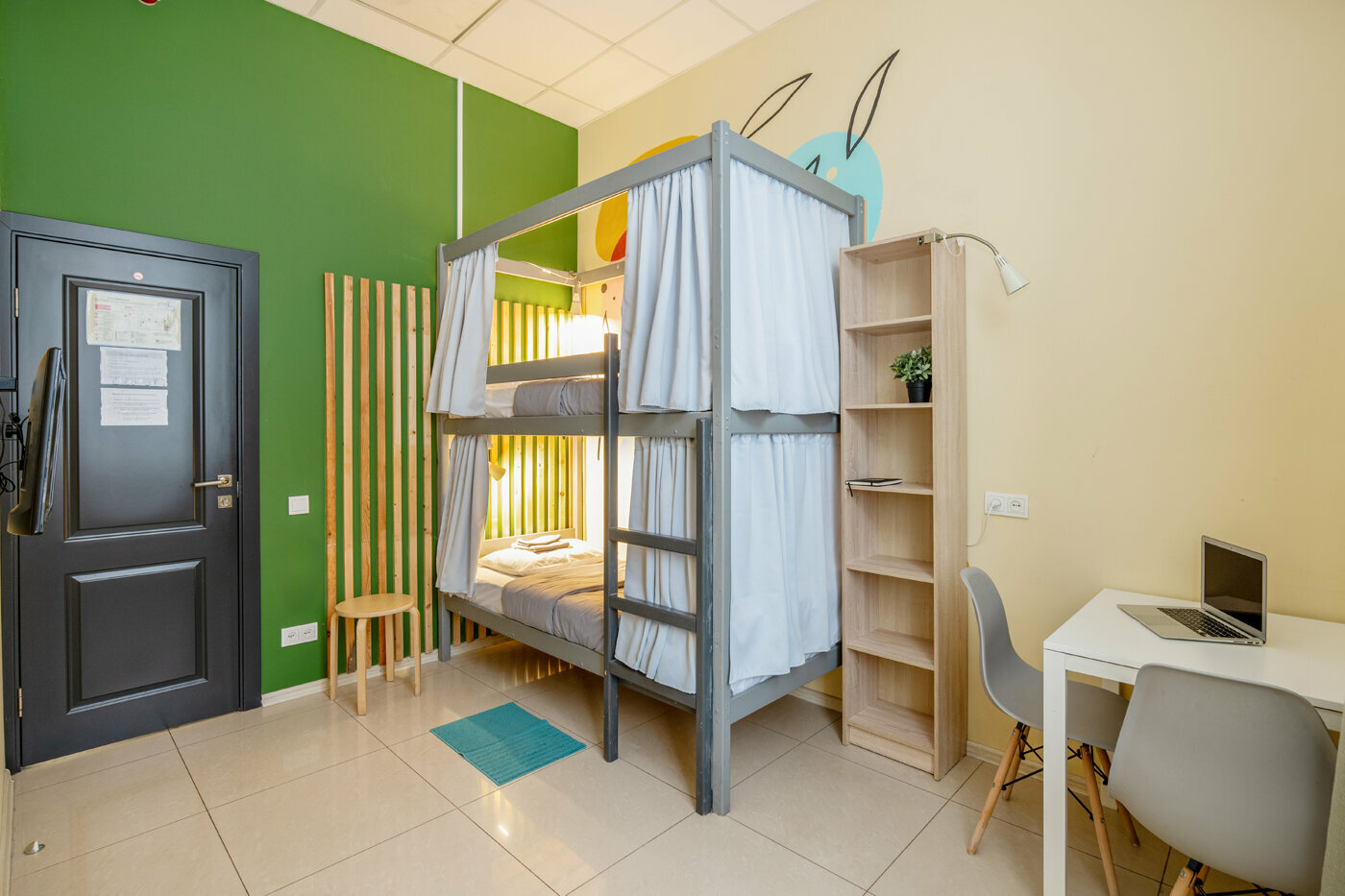 Спальное место на двухъярусной кровати в общем номере для мужчин и женщин