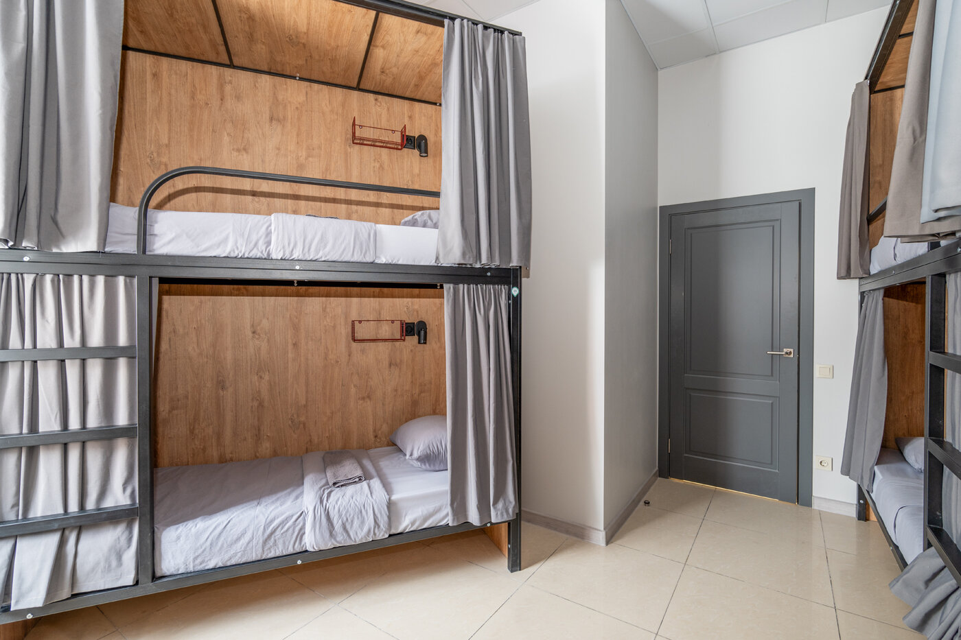 Спальное место на двухъярусной кровати в общем номере для мужчин