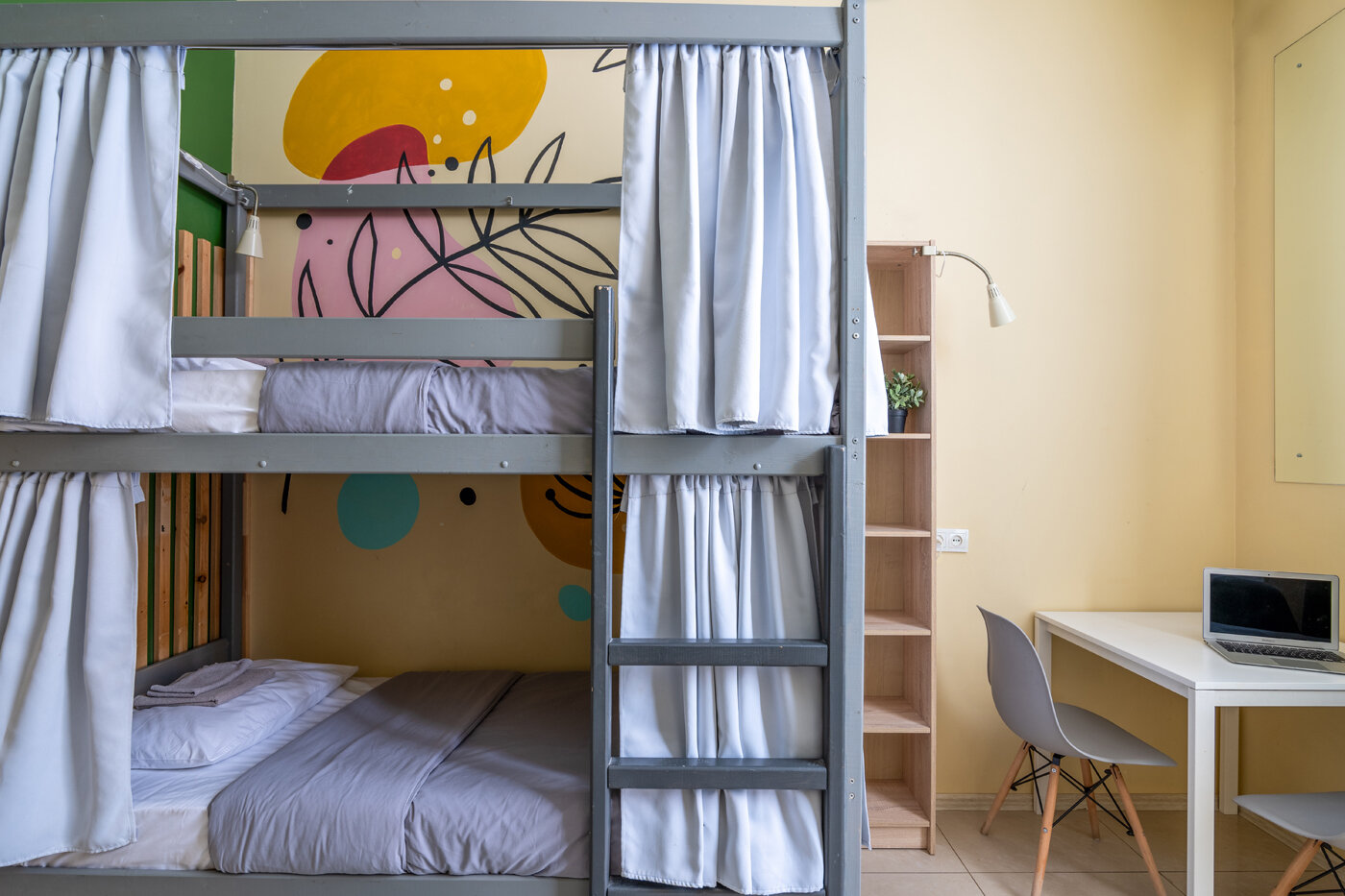 Спальное место на двухъярусной кровати в общем номере для мужчин и женщин