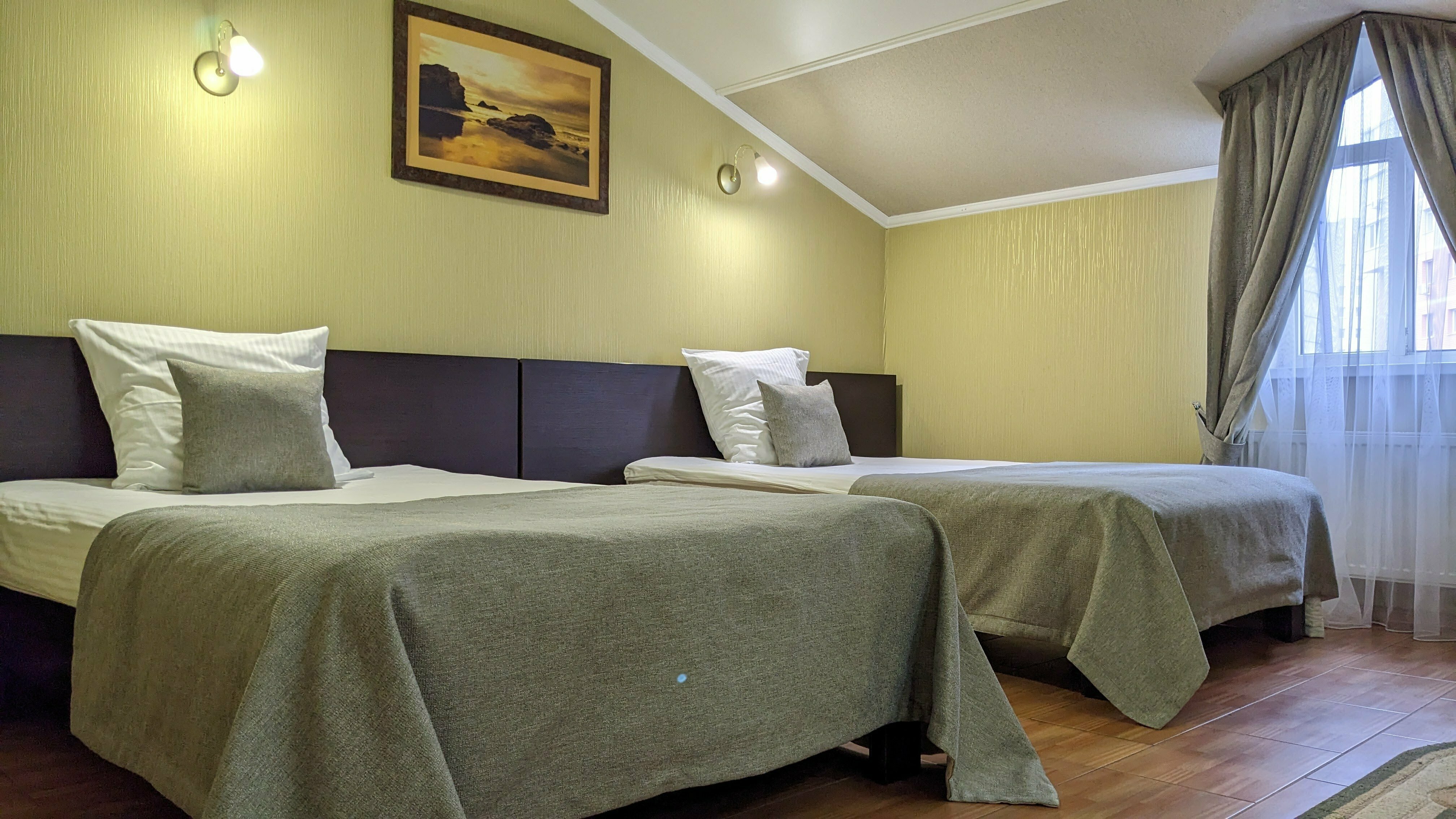 Просторный двухместный номер с 2 отдельными кроватями