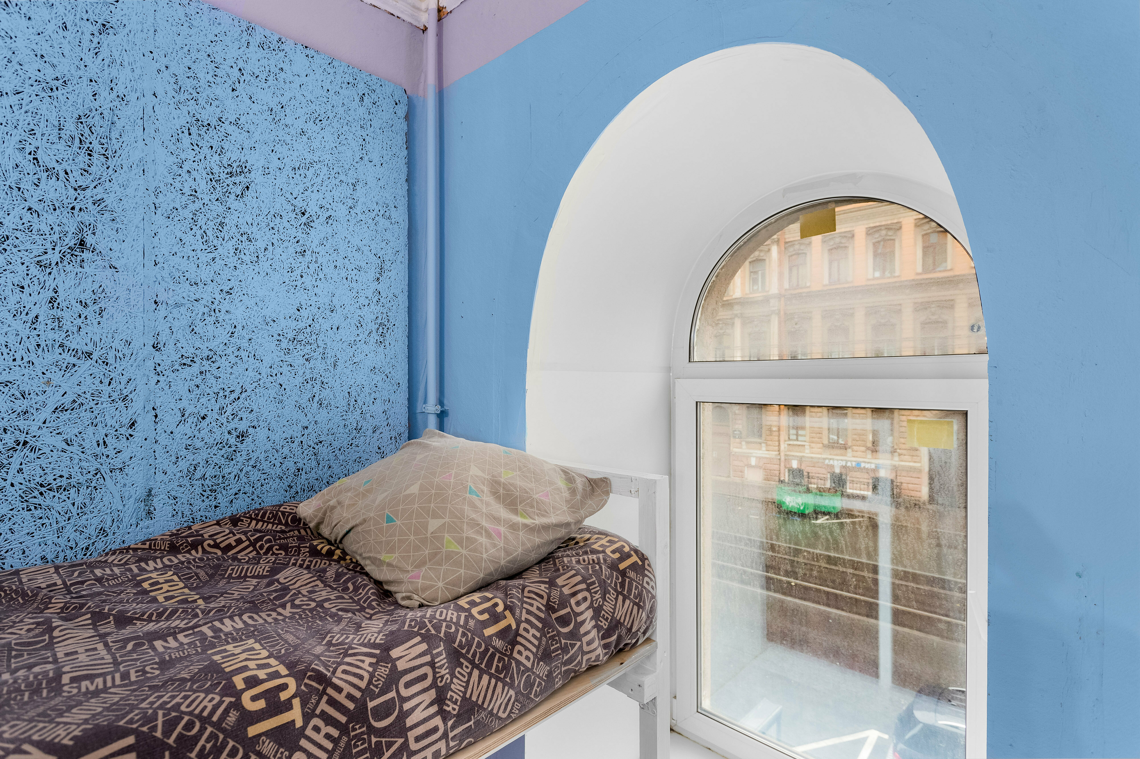 Спальное место на двухъярусной кровати в общем номере для мужчин и женщин