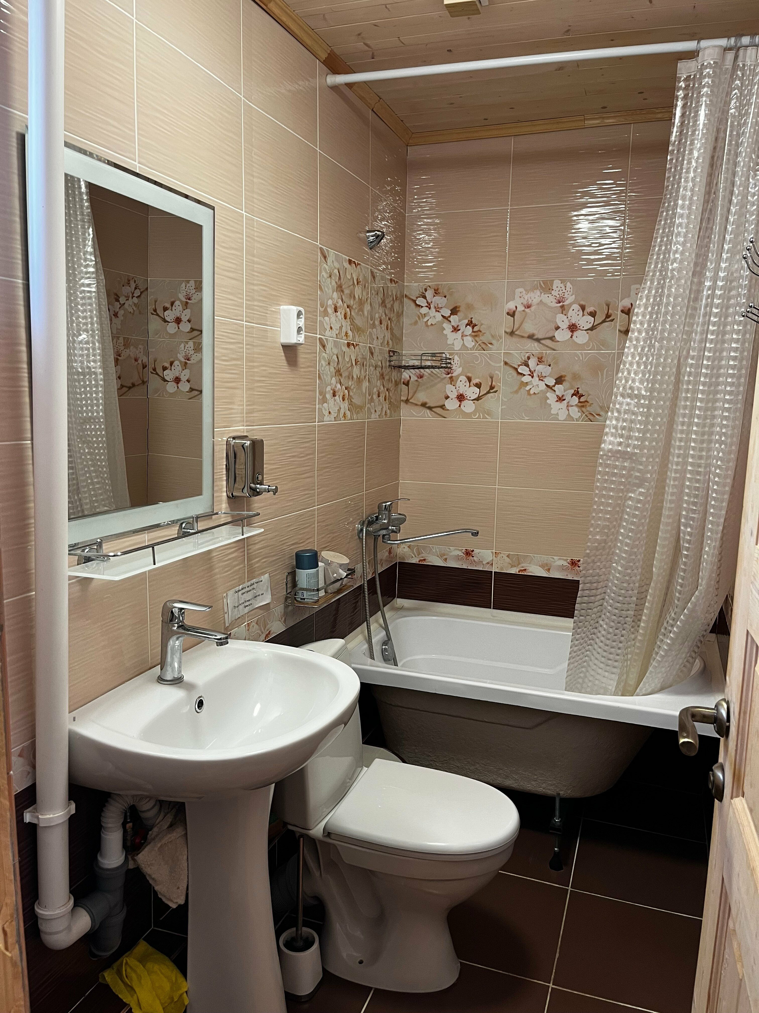 Трехместный номер «Комфорт» с душем