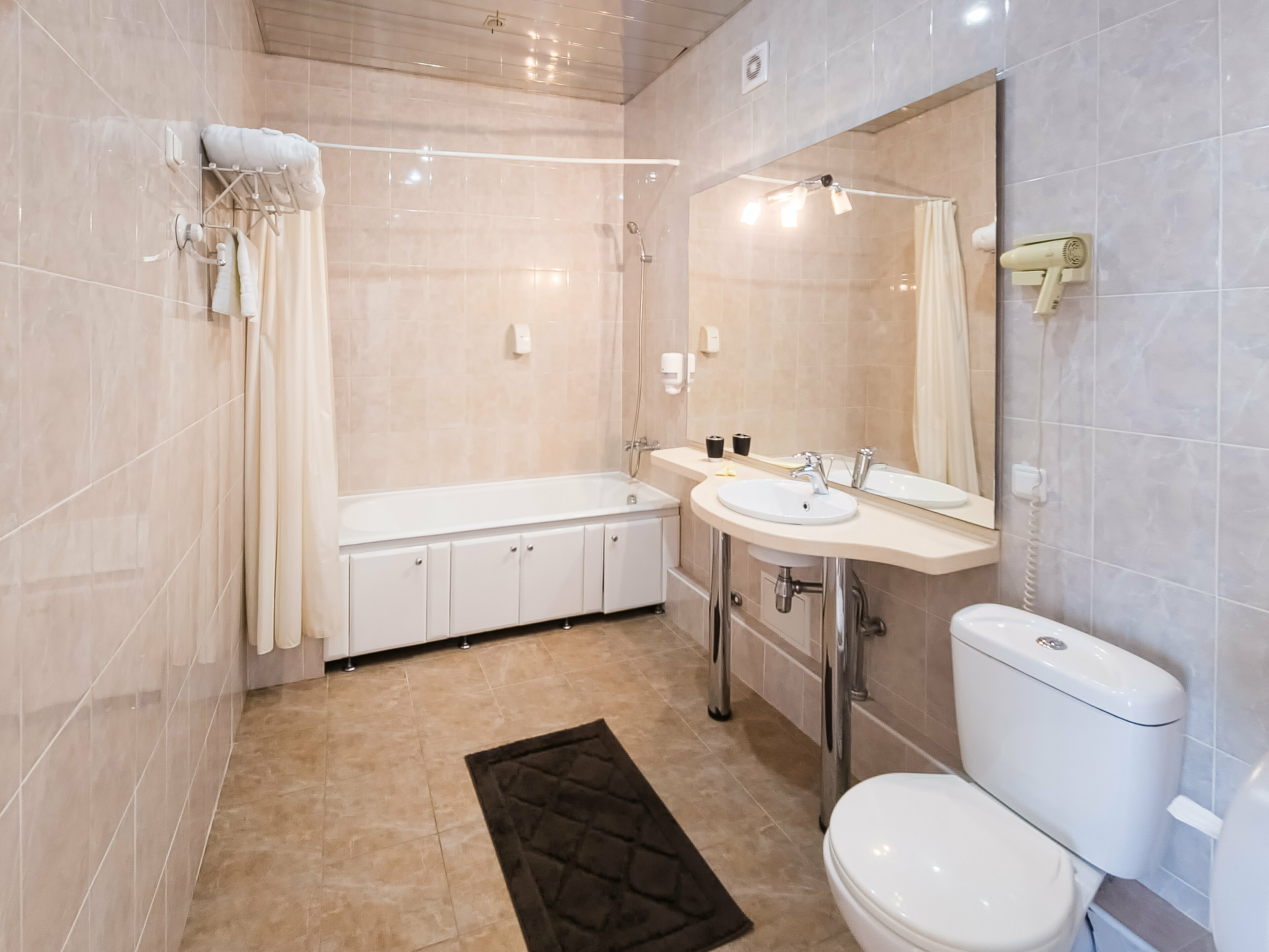 Комфорт+ с двуспальной кроватью и кресло-кроватью