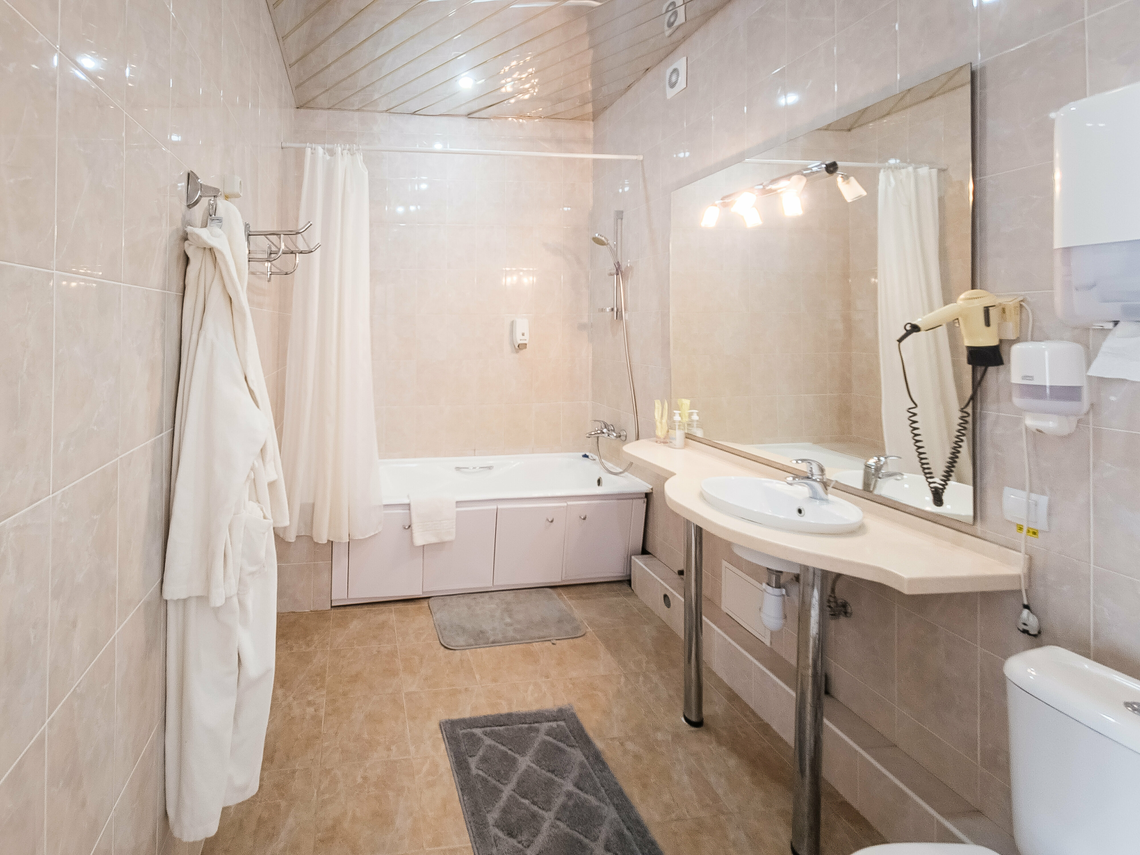 Комфорт+ с двуспальной кроватью и кресло-кроватью