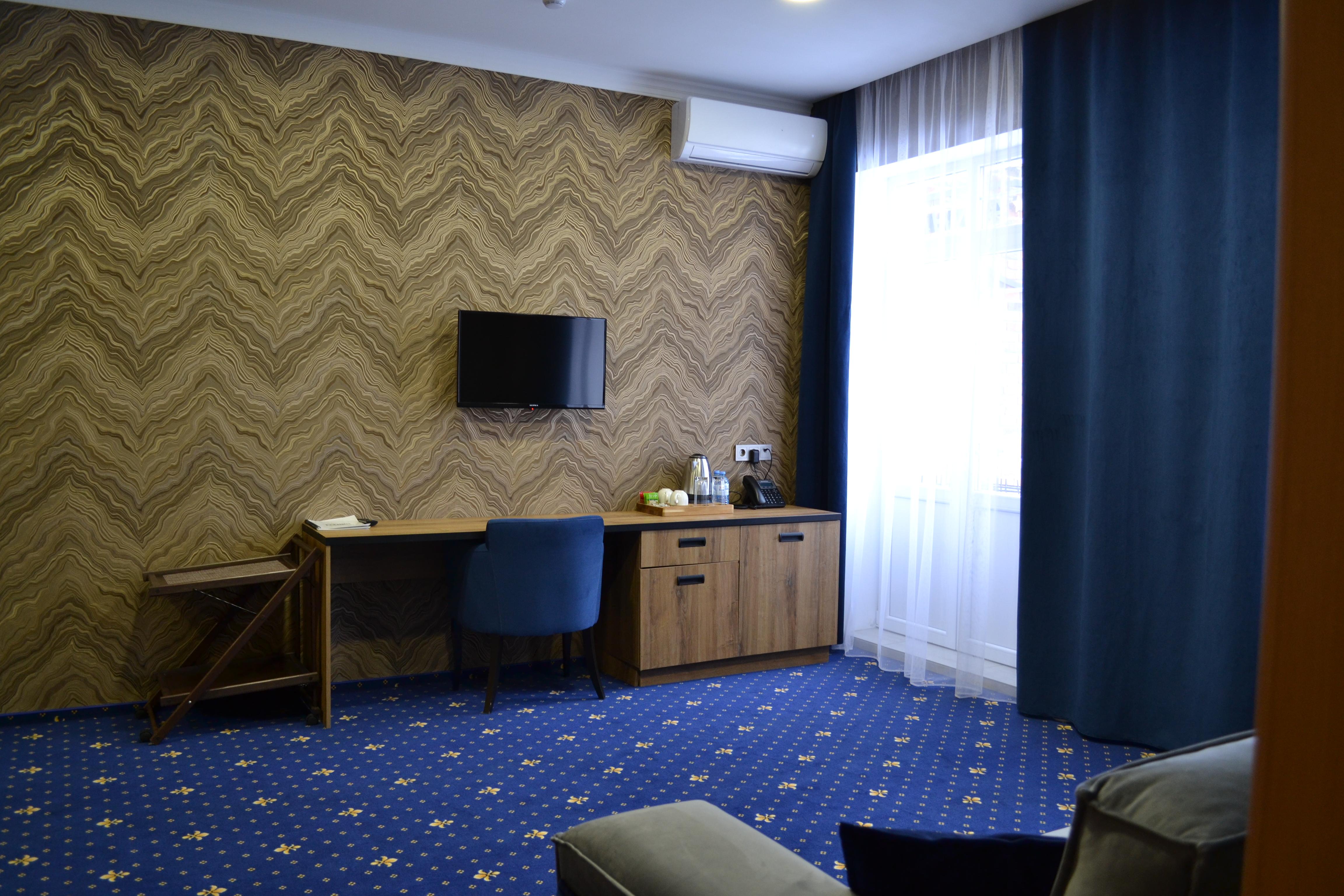 Двухкомнатный номер категории "Люкс" с балконом