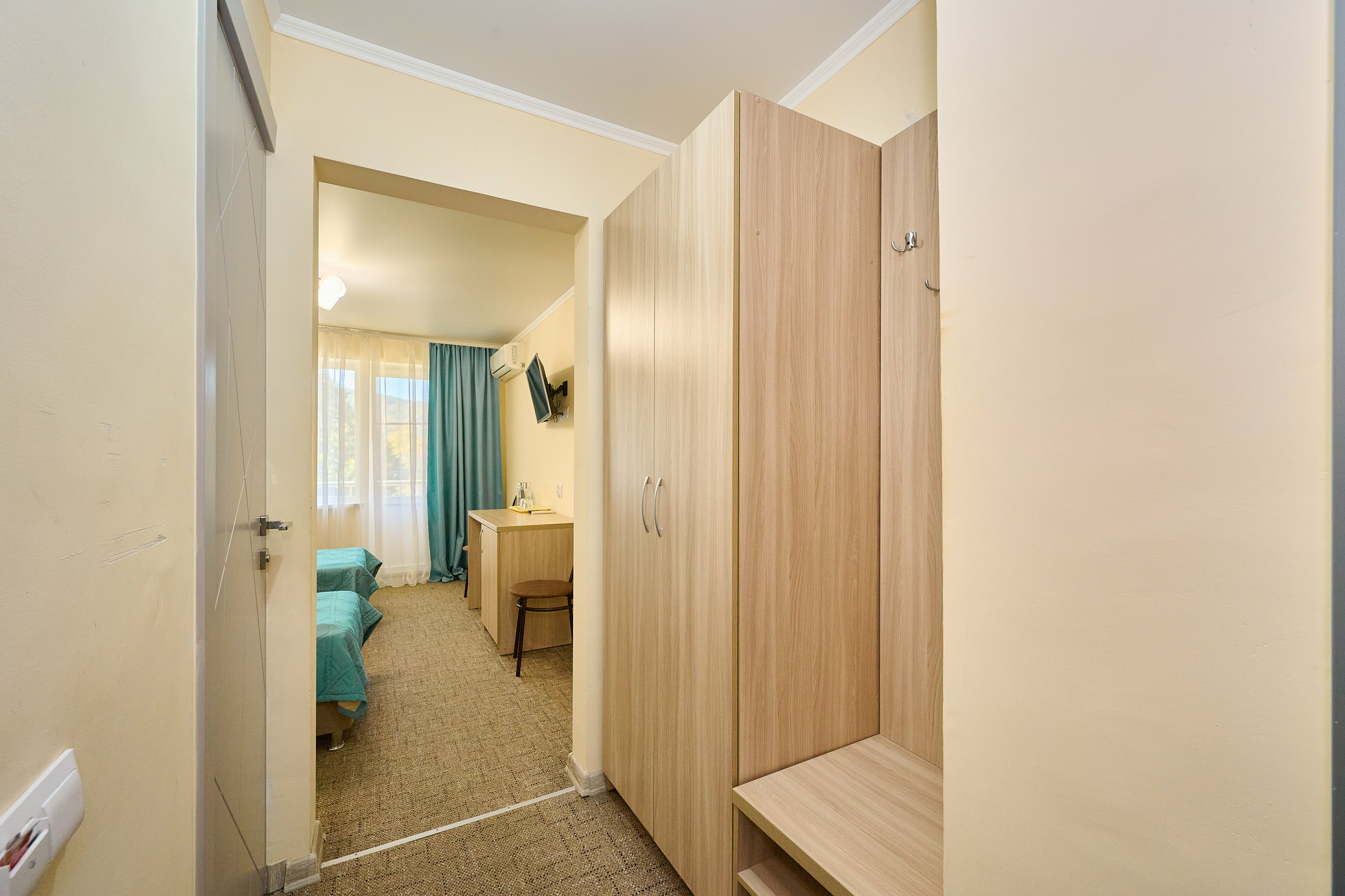 Просторный двухместный номер с 2 отдельными кроватями