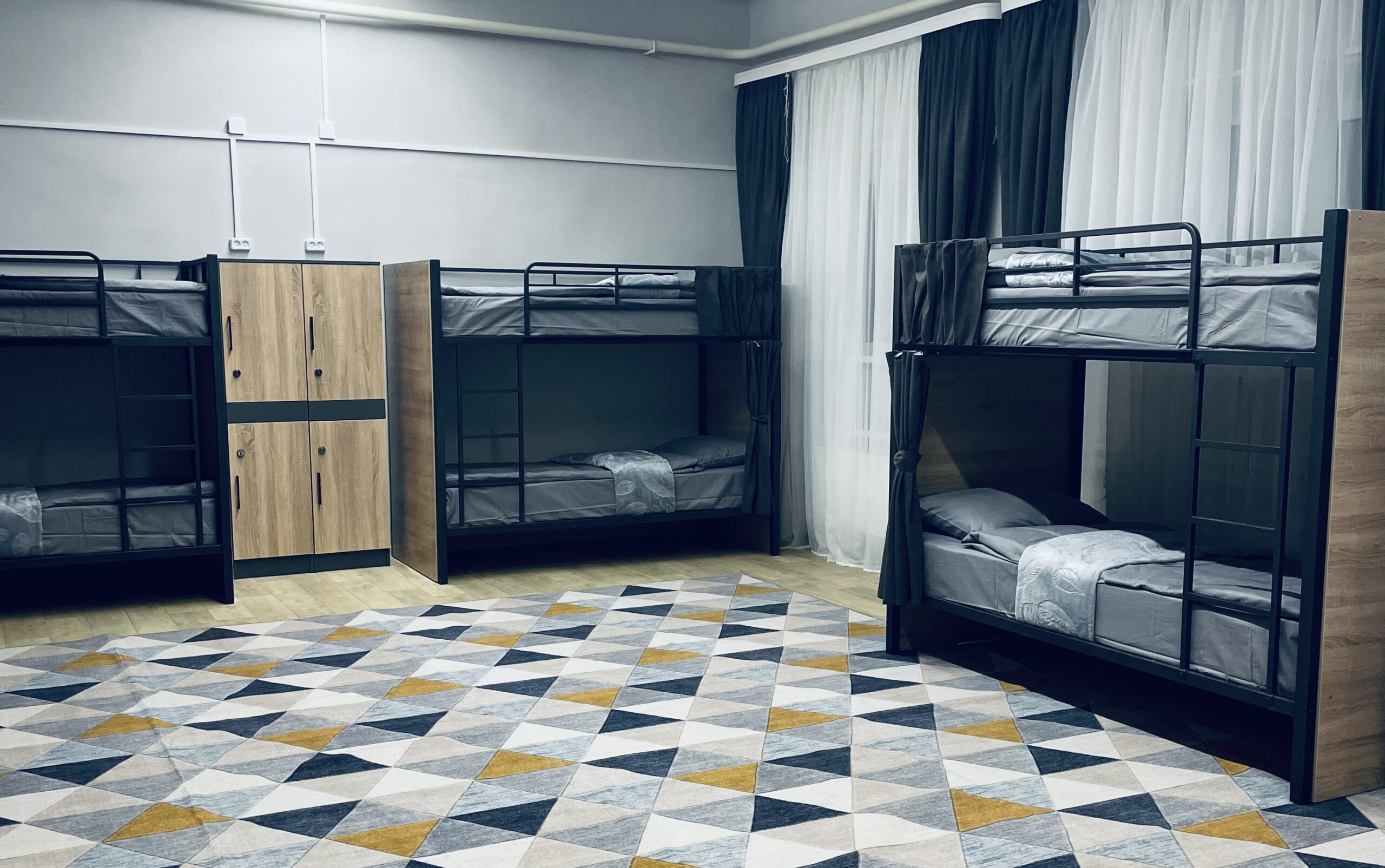 кровать в 6-местном номере верх