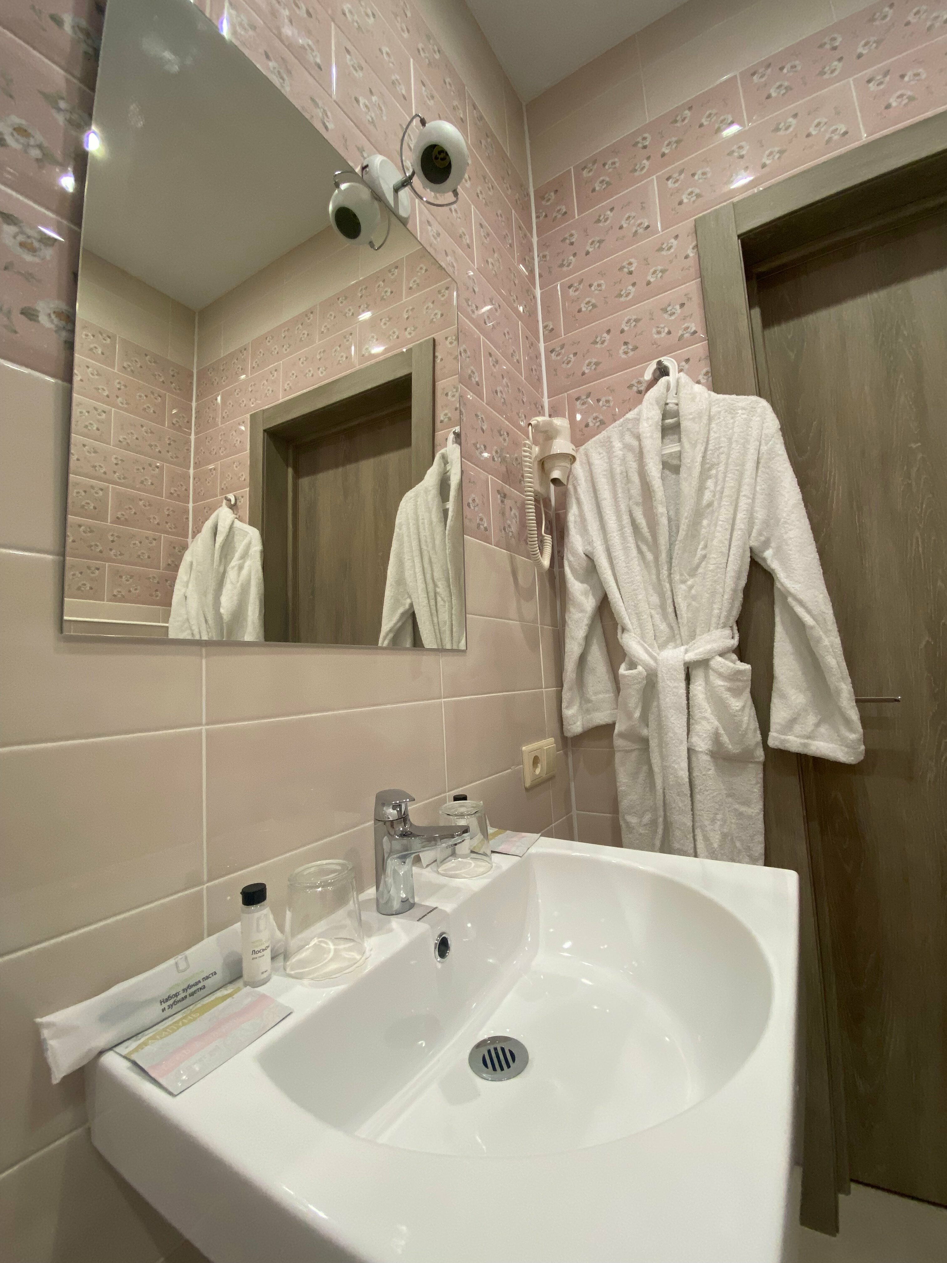 Трехместный номер «Комфорт» с душем