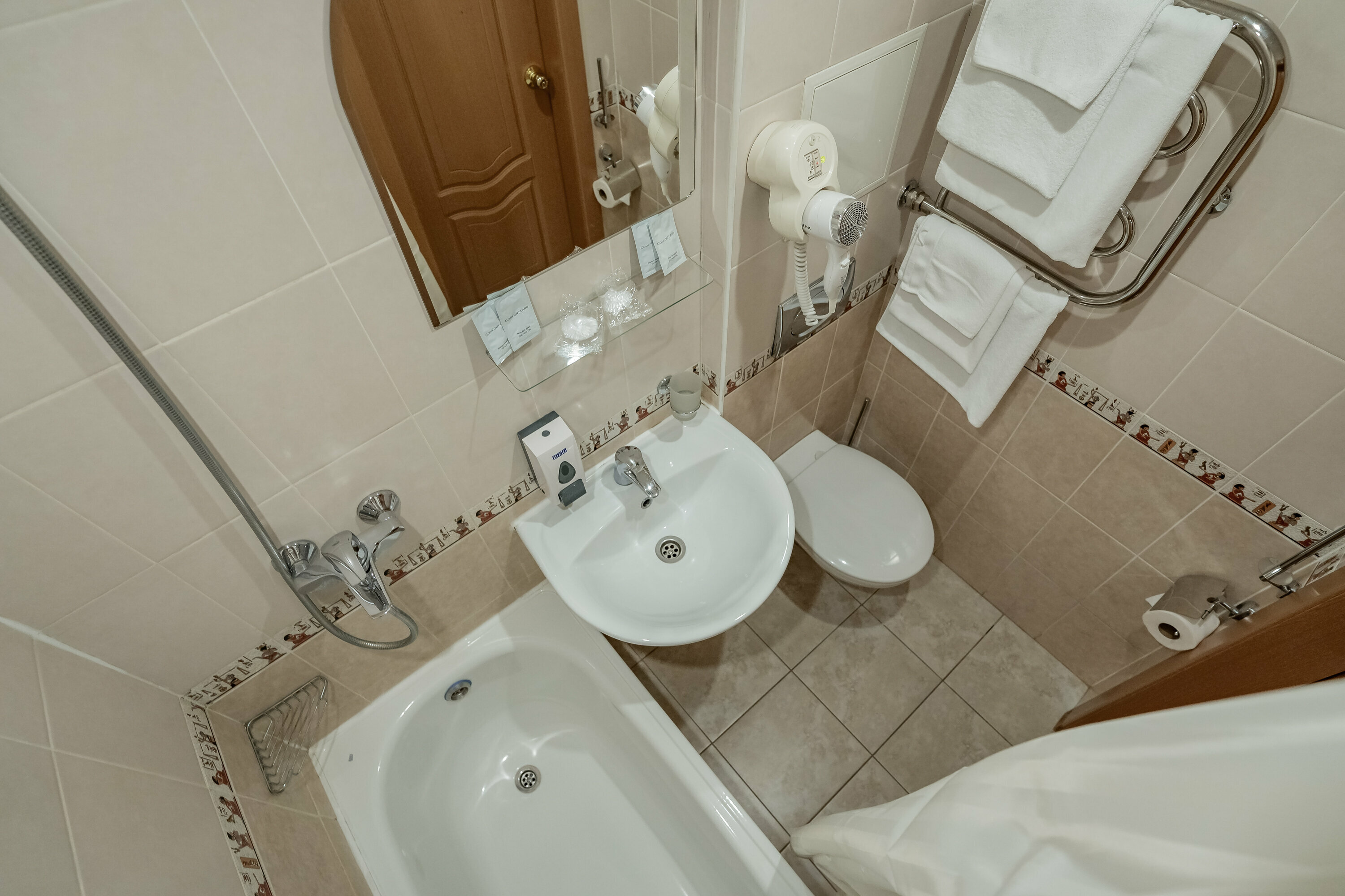 Стандартный двухместный номер с 2 отдельными кроватями и общей ванной комнатой