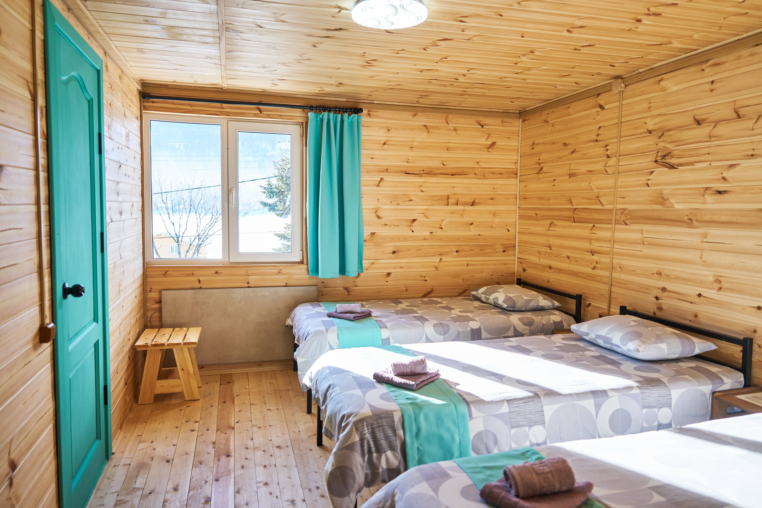 Трехместный номер с видом на озеро