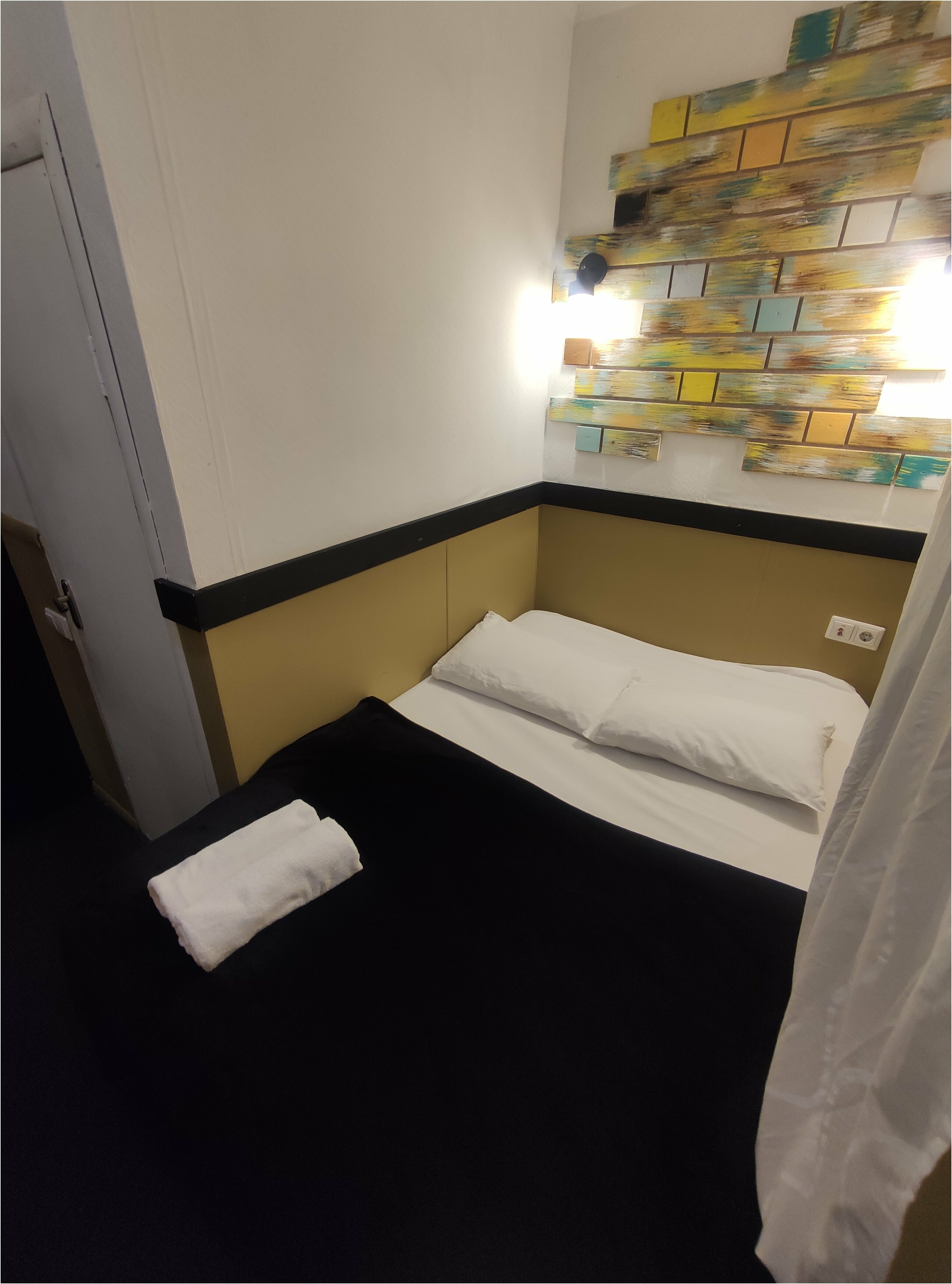 Небольшой двухместный номер с двуспальной кроватью и телевизором первый этаж