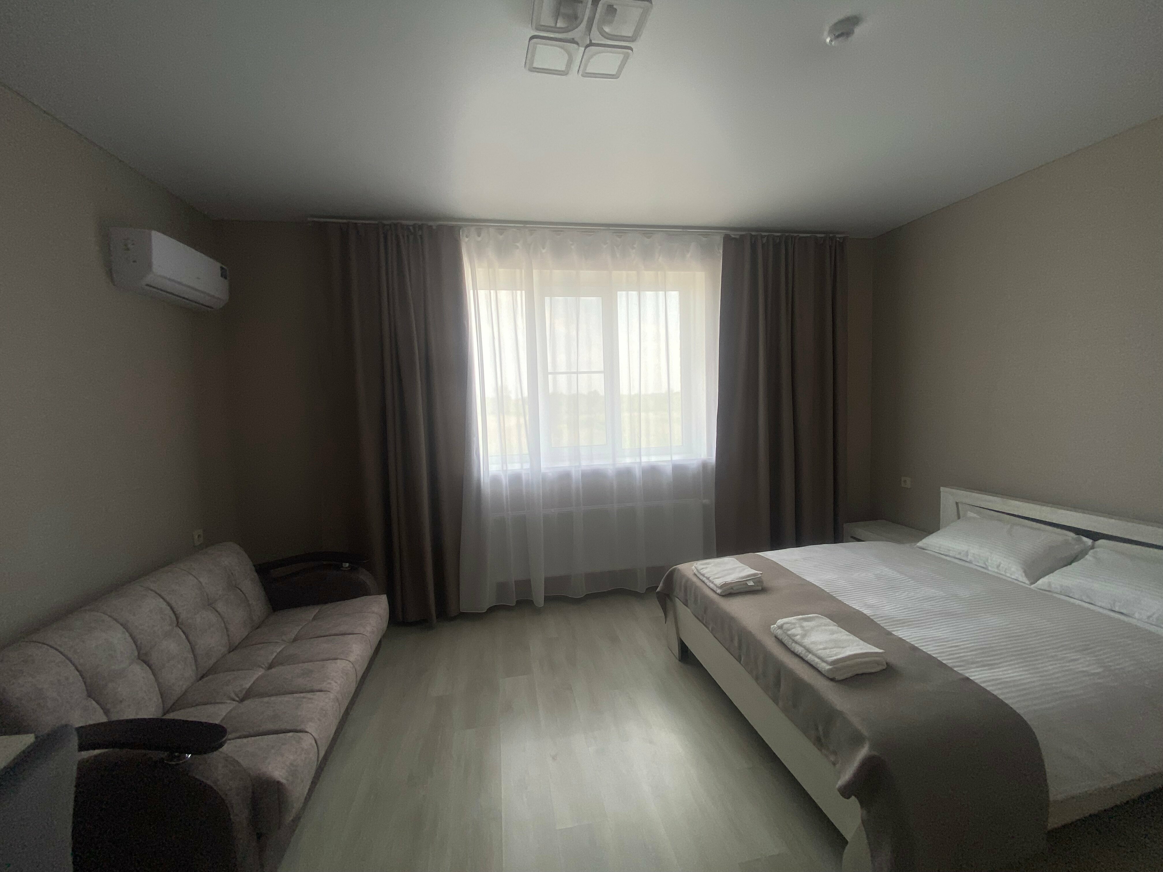 Двухместный номер с двуспальной кроватью и диваном