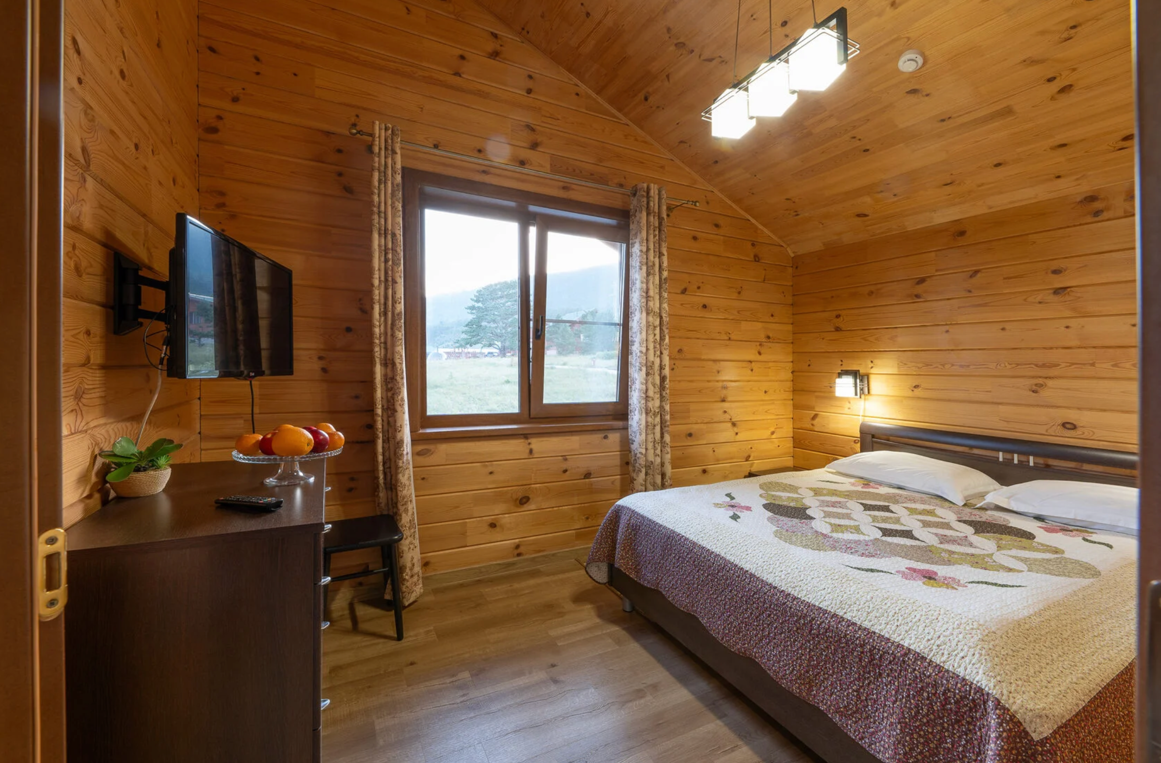 Трехместный коттедж с 2 кроватями (двухспальная и односпальная кровать)