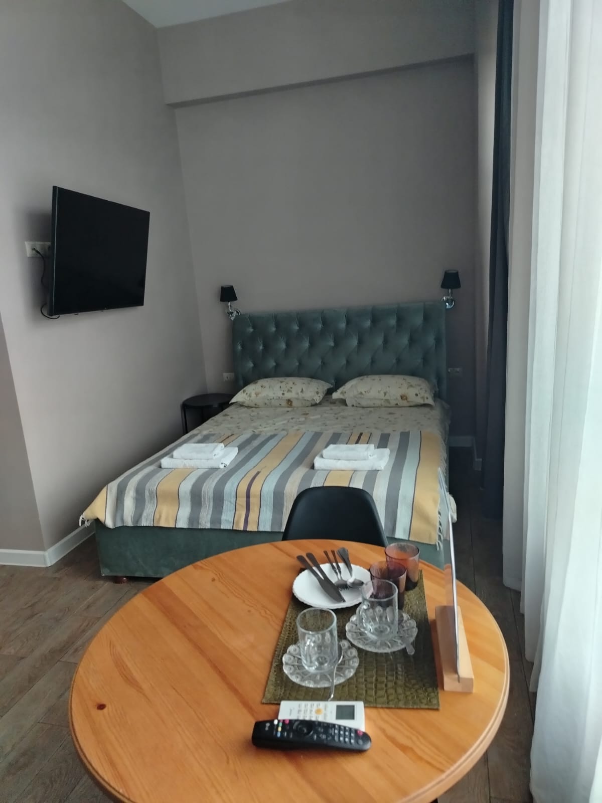 Семейный номер с двухспальной кроватью и диваном