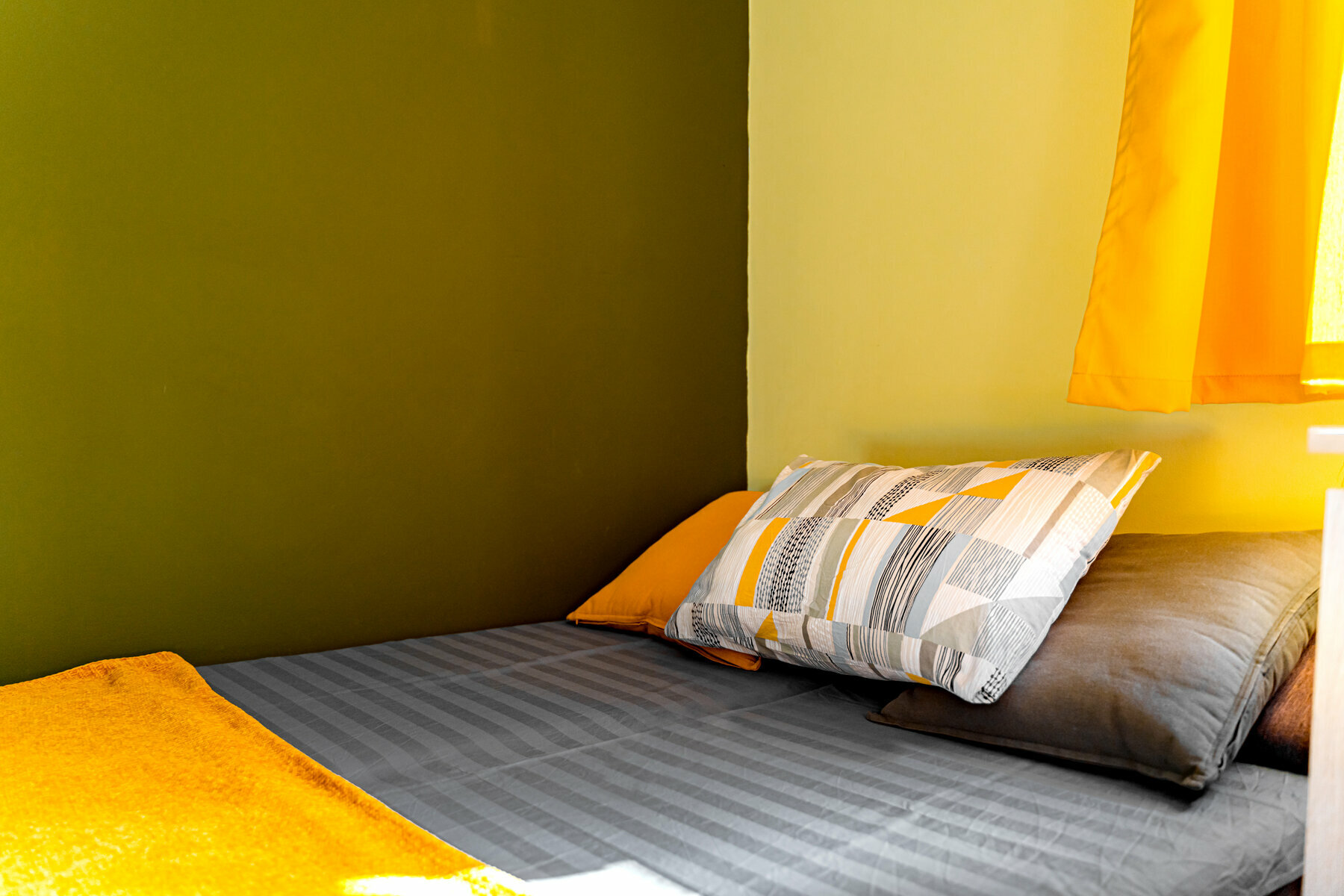 Стандартный номер с 2 односпальными кроватями и диваном