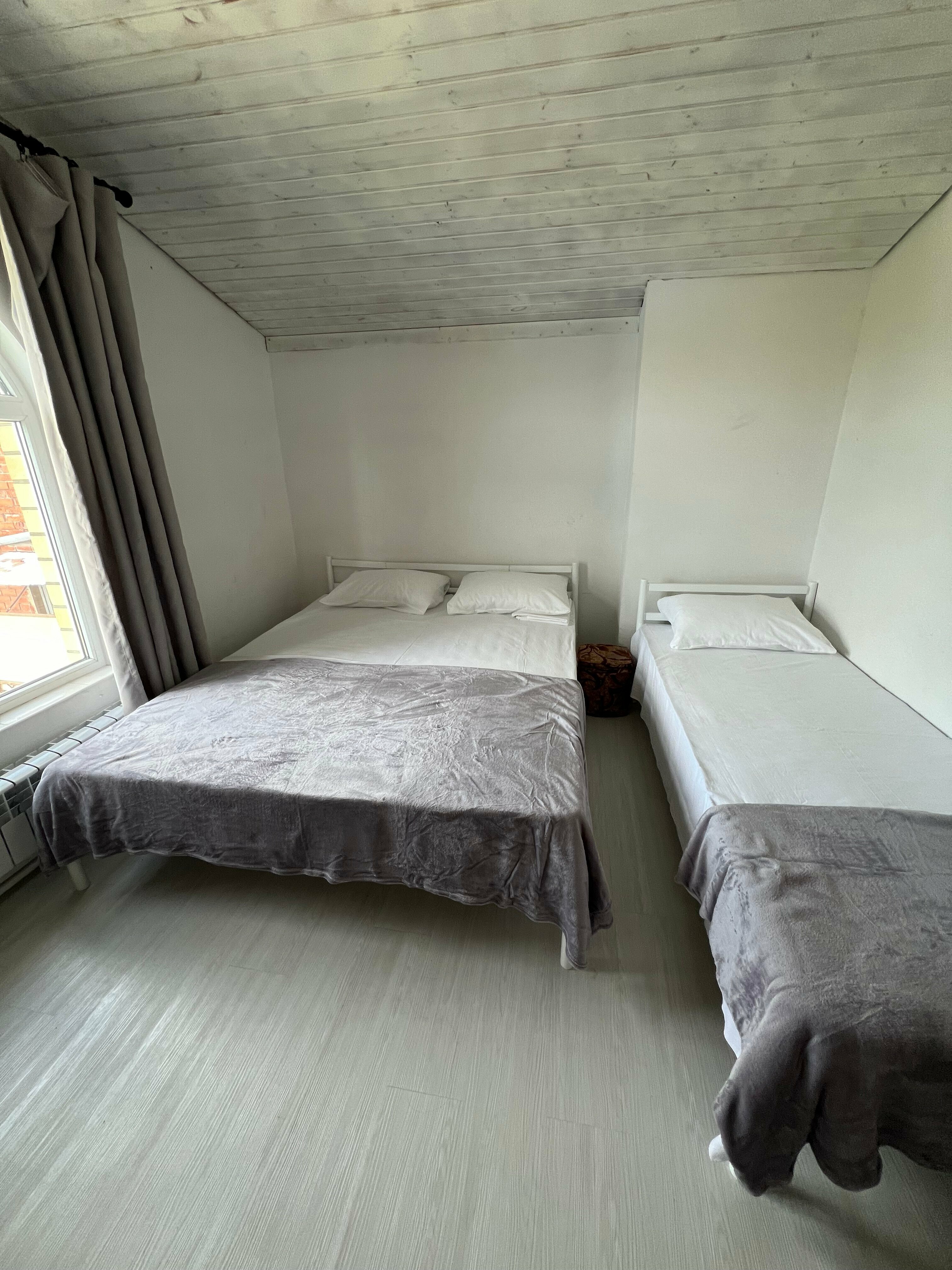 Трехместный номер эконом-класса с общей ванной комнатой