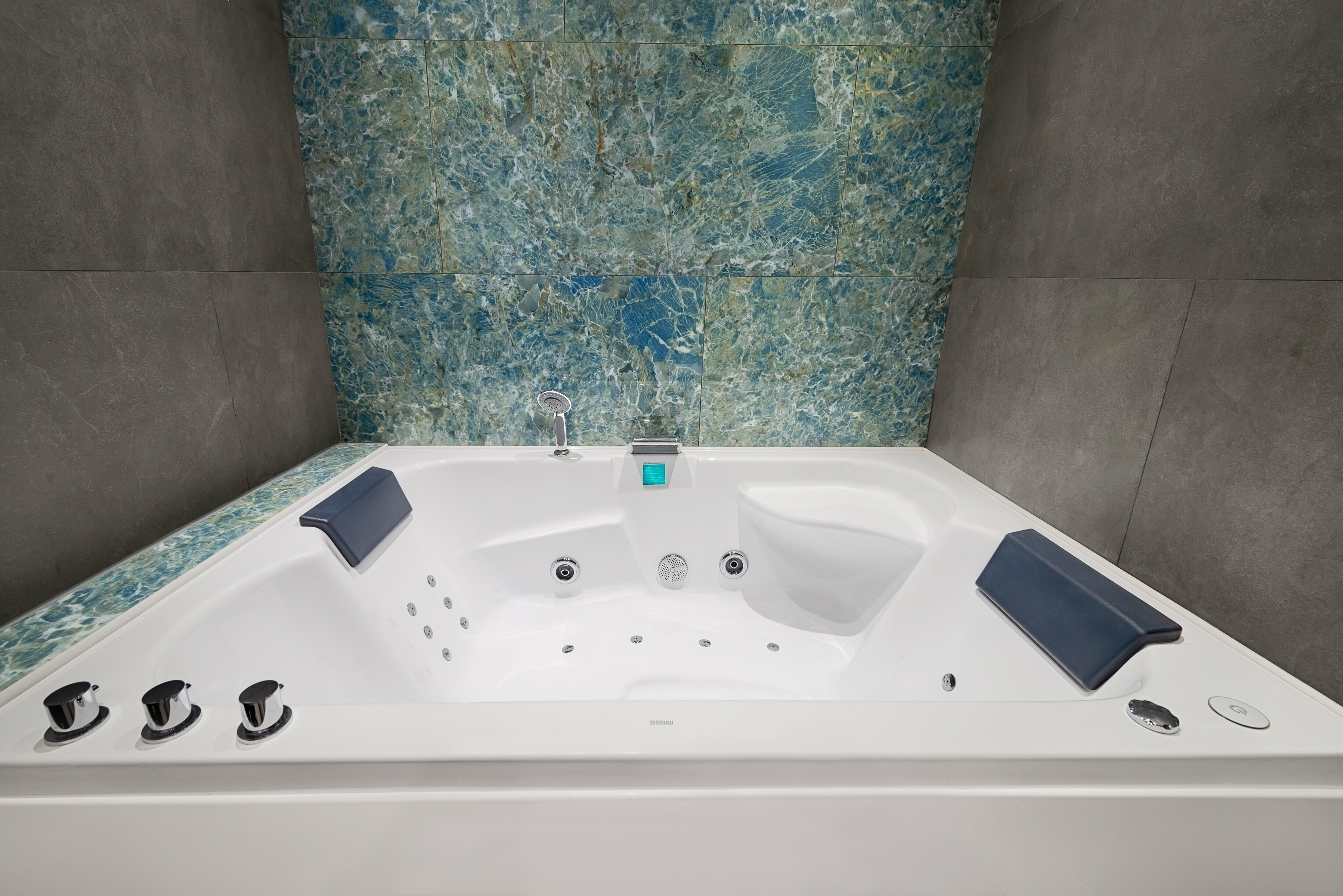 Люкс с гидромассажной ванной