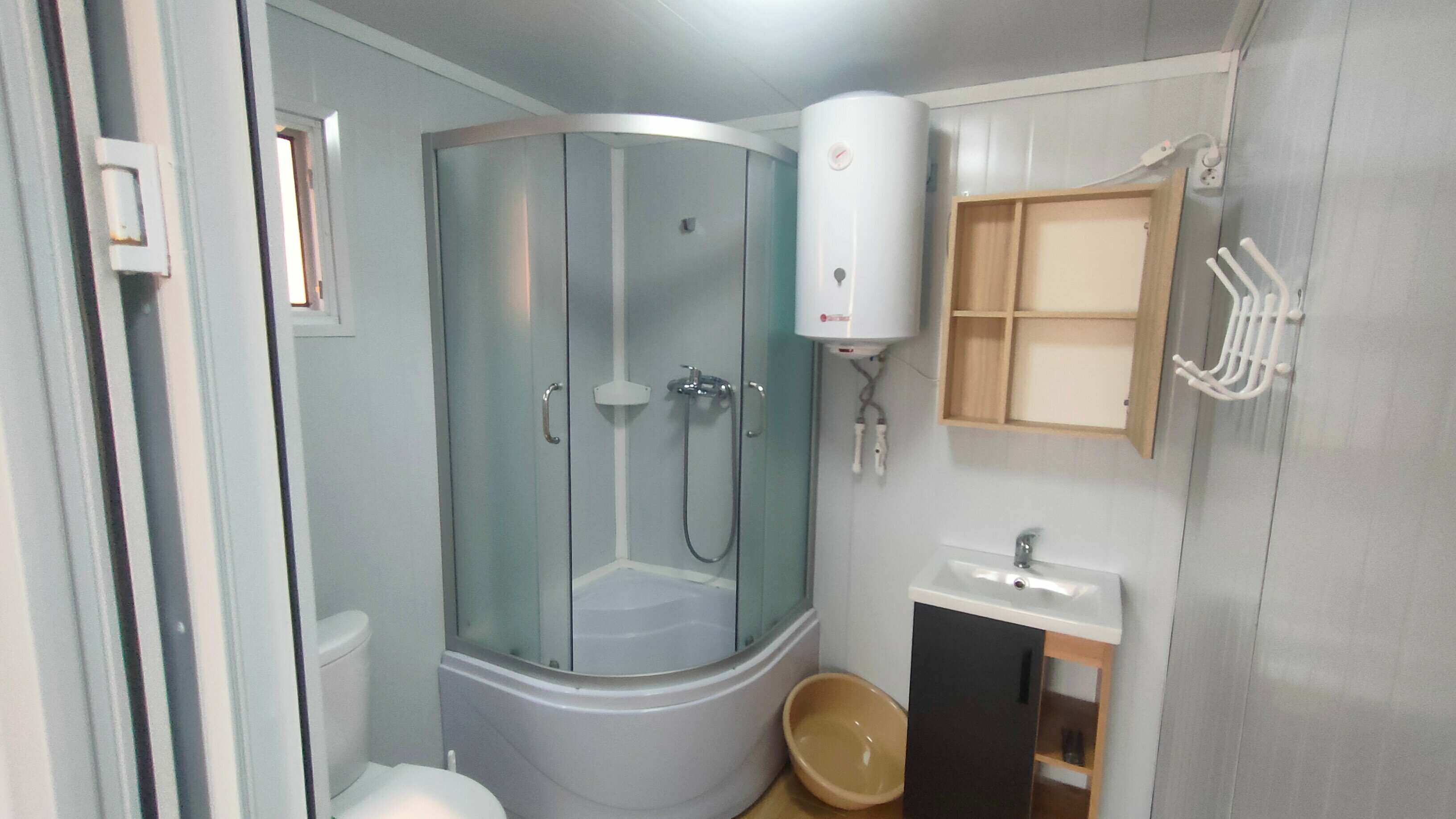 Четырехместный домик,  с душем, кухней и мангальной зоной