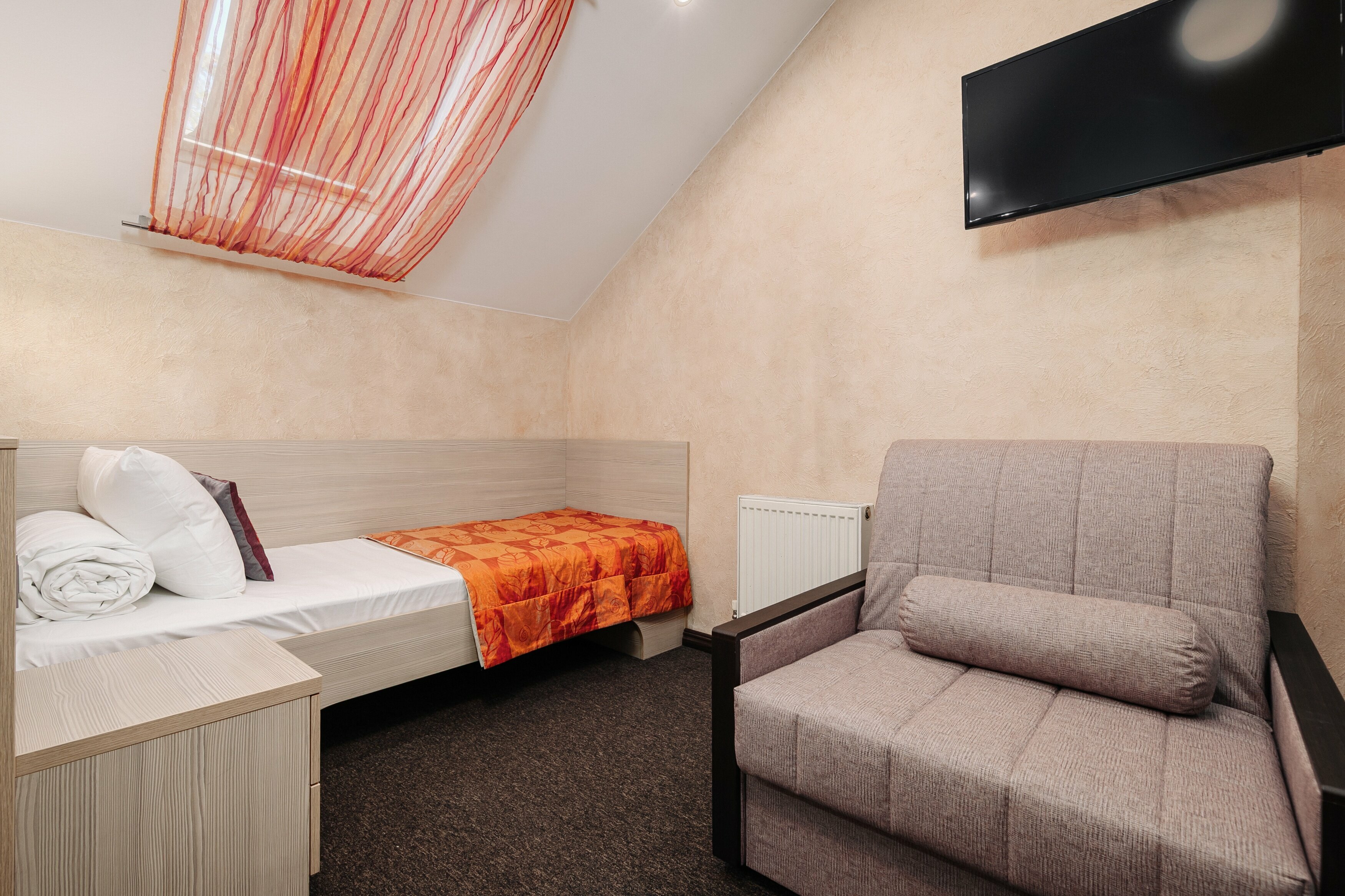 Трехместный номер с собственной ванной комнатой