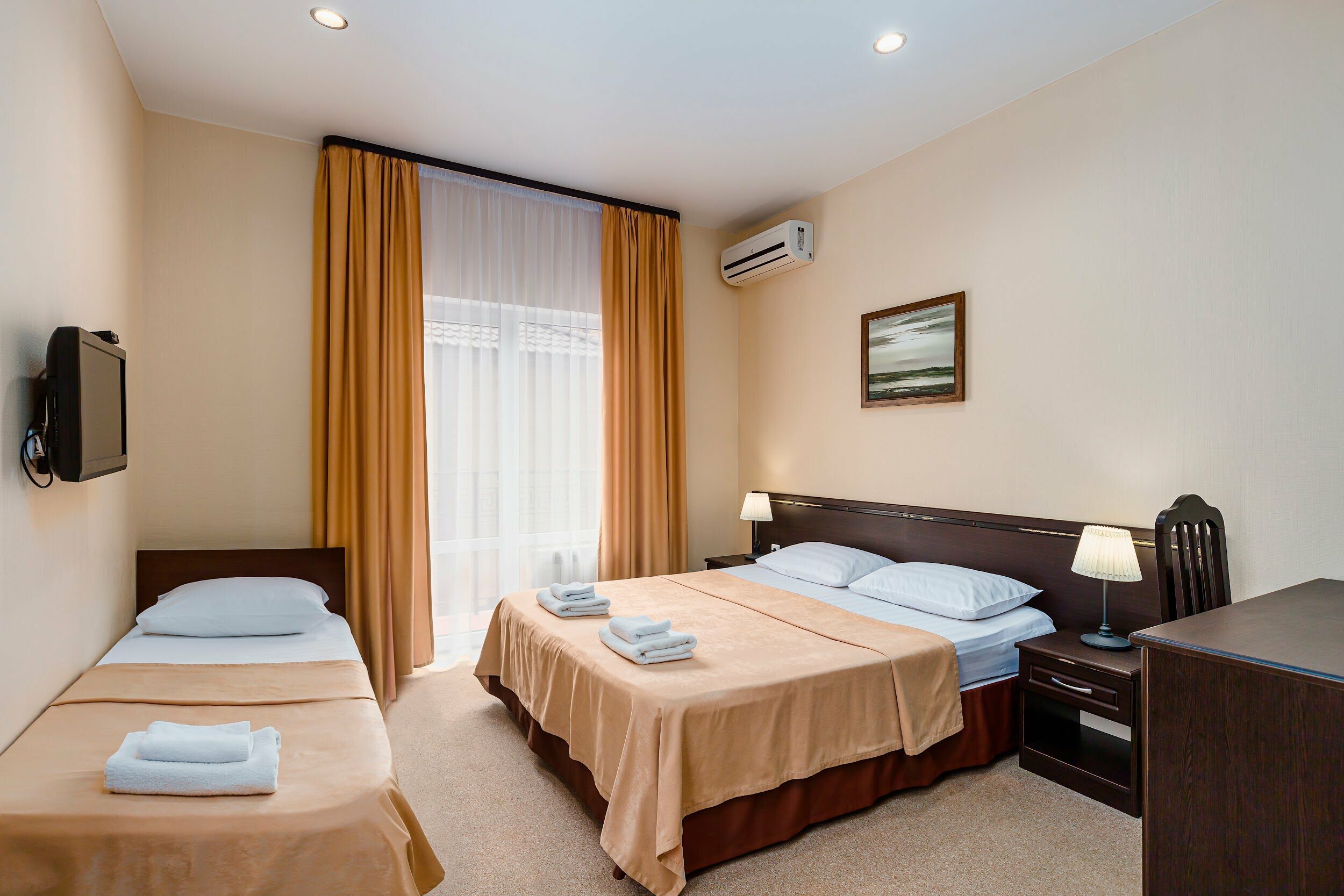 Трехместный номер «Комфорт» с душем