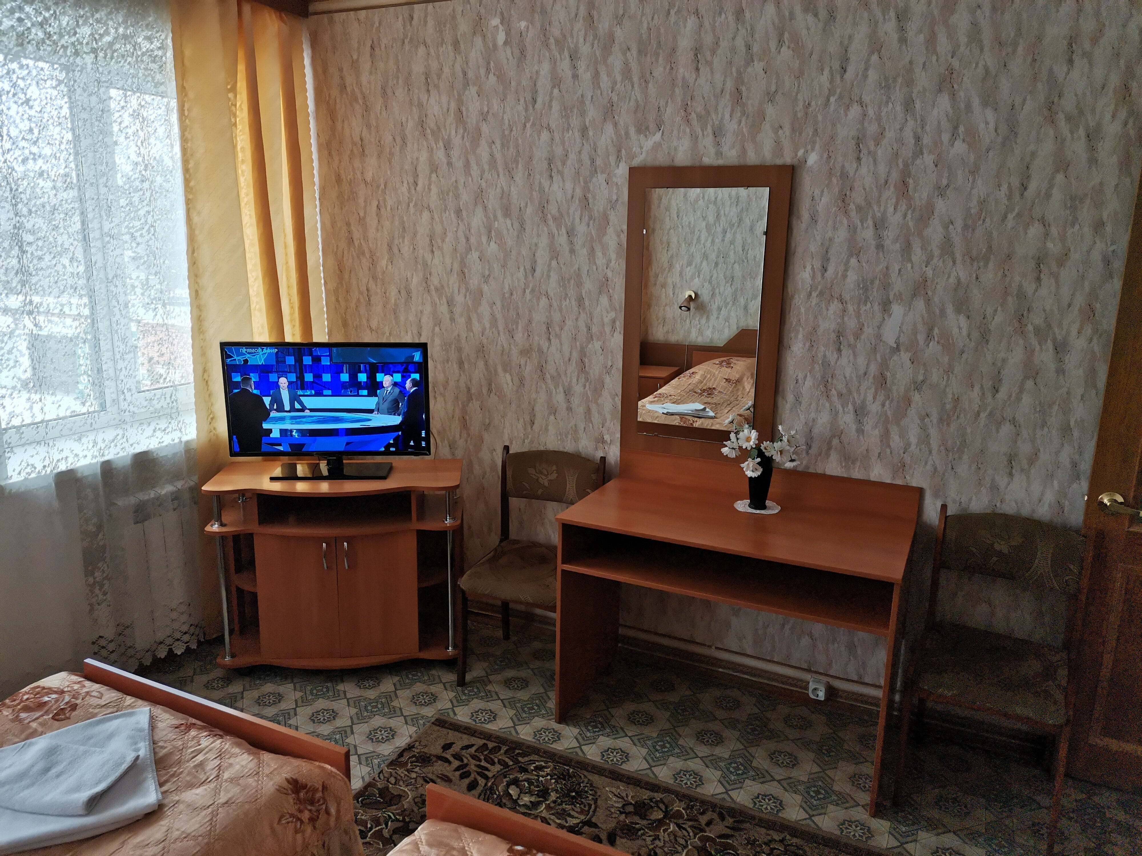 Трехместный двухкомнатный номер с 3 односпальными кроватями