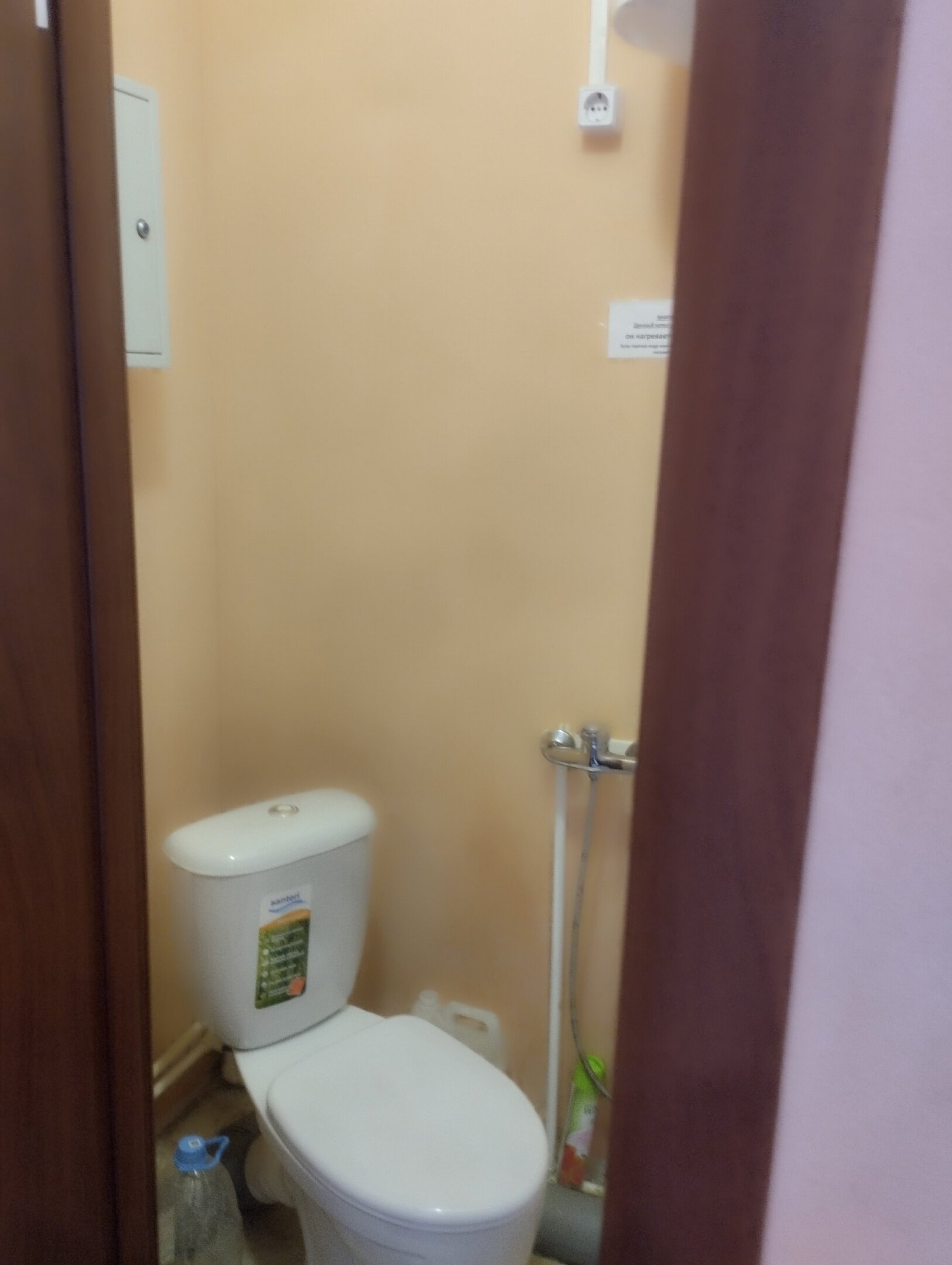 Двухместный номер с 2 отдельными кроватями и общей ванной комнатой