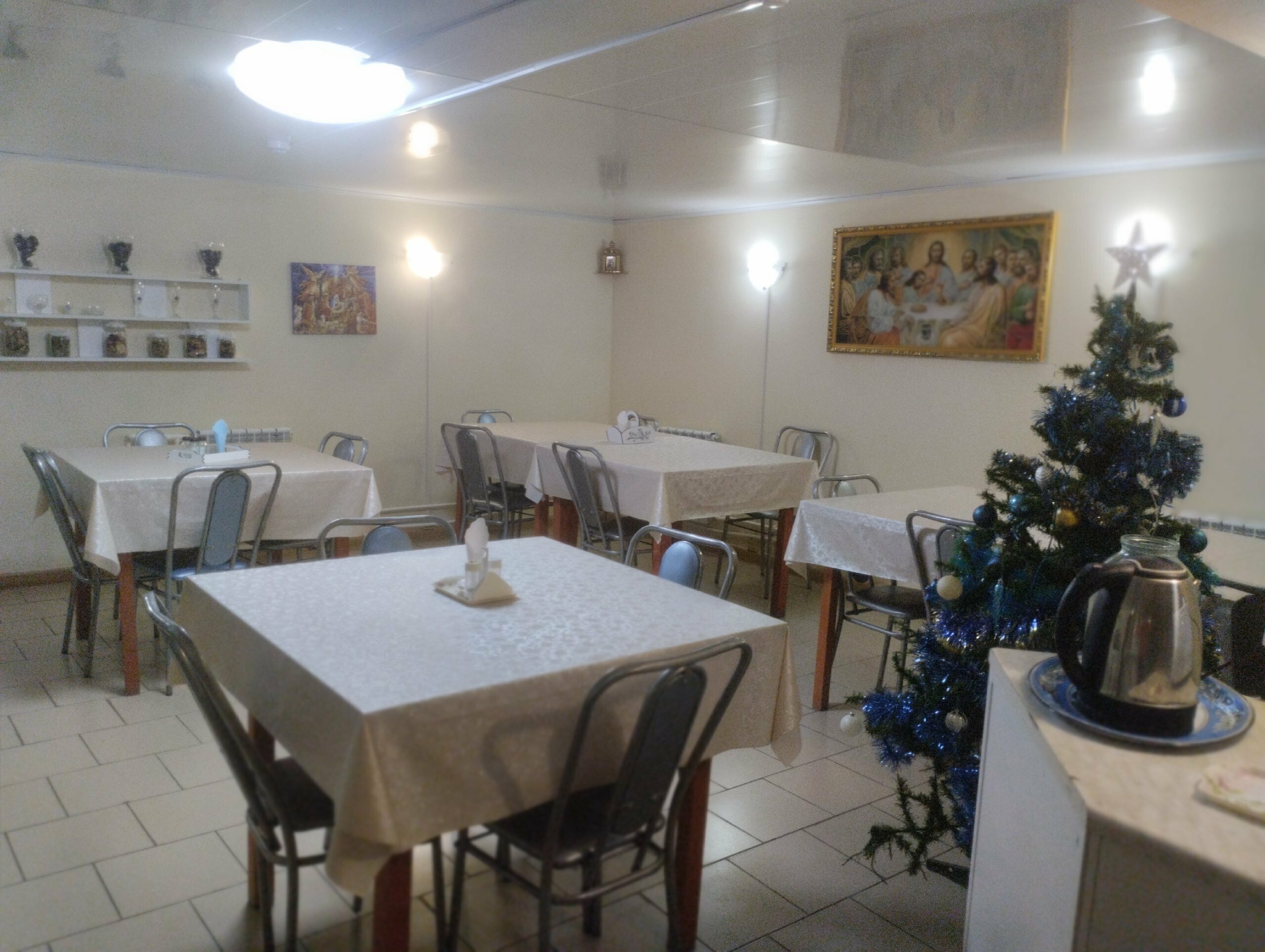 Четырехместный номер эконом-класса с общей ванной комнатой