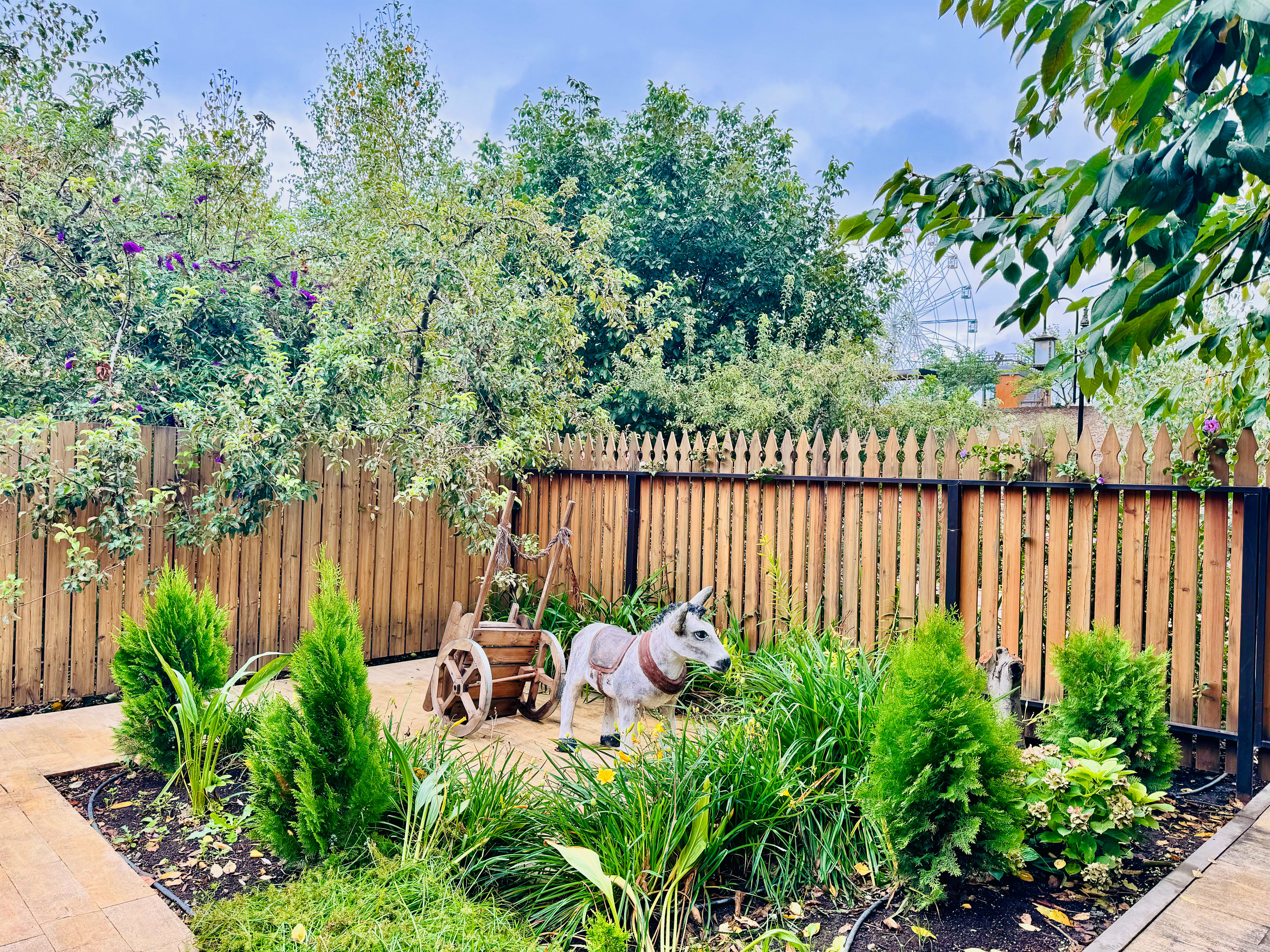 Коттедж с балконом