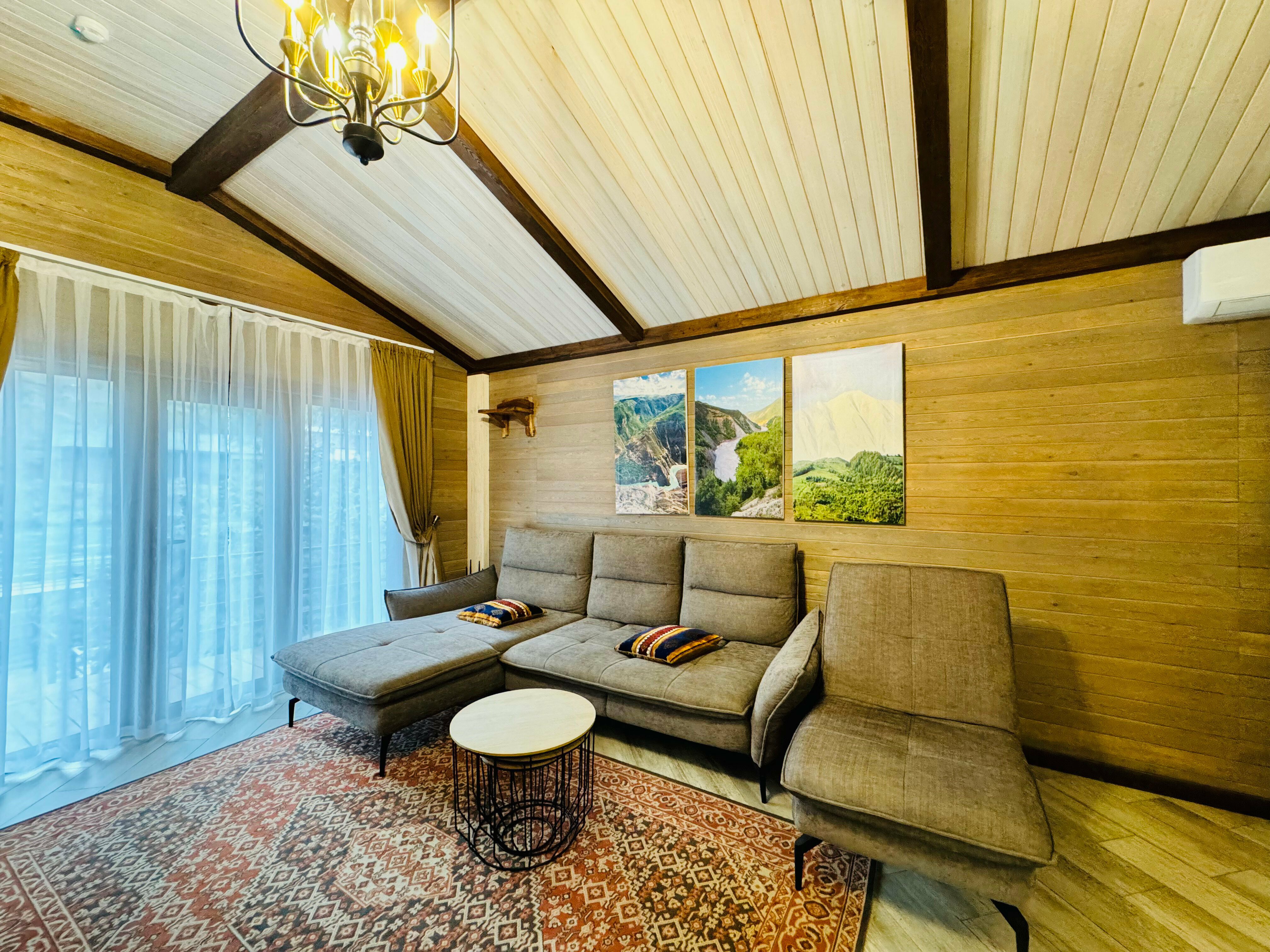 Коттедж с балконом