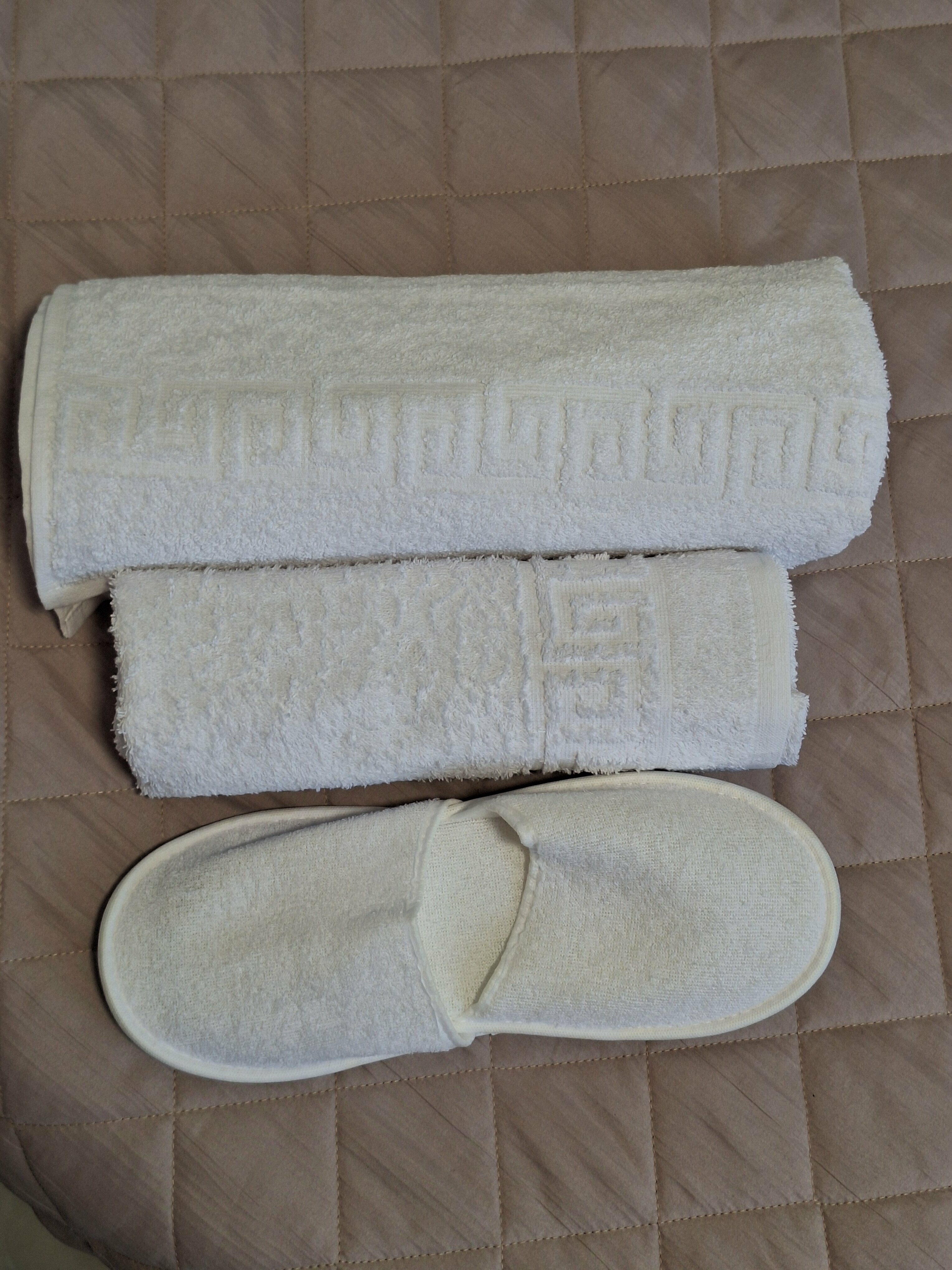 «КЛАССИК» ТРЕХМЕСТНЫЙ СТАНДАРТНЫЙ  НОМЕР С РАЗДЕЛЬНЫМИ  КРОВАТЯМИ, ОДНОМЕСТНЫМ  ДИВАНОМ