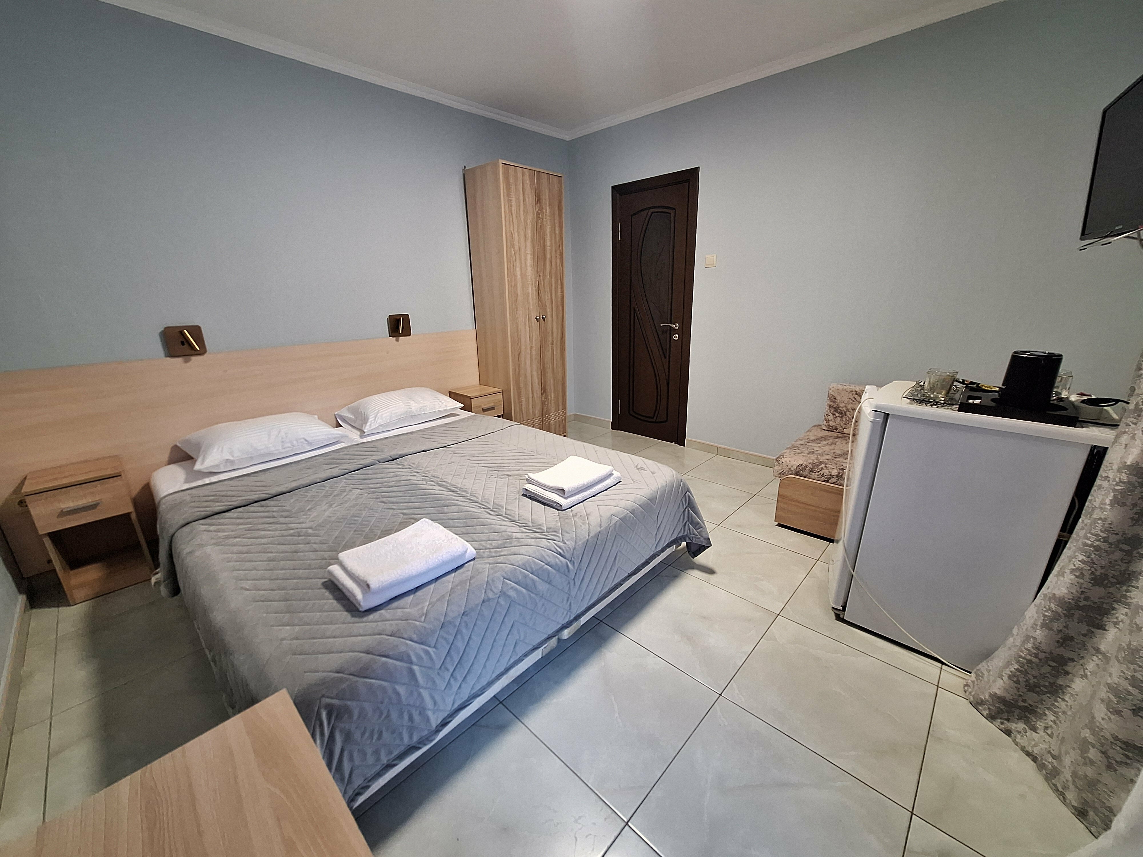 «НЕБО» ТРЕХМЕСТНЫЙ КОМФОРТНЫЙ  НОМЕР С КРОВАТЯМИ TWIN/DBL И ОДНОСПАЛЬНЫМ ДИВАНОМ