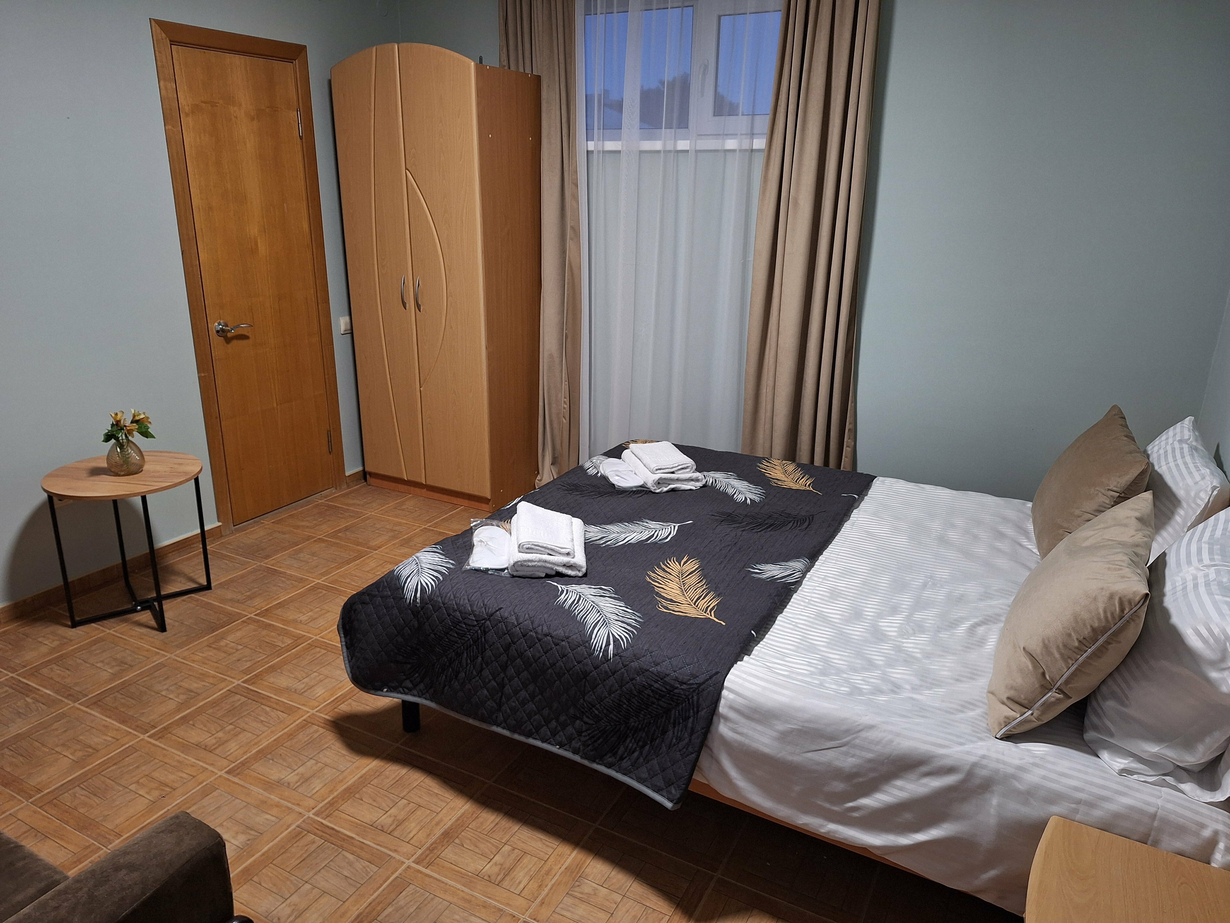 «УЮТНЫЙ» СТАНДАРТНЫЙ ТРЕХМЕСТНЫЙ НОМЕР С  ДВУСПАЛЬНОЙ КРОВАТЬЮ,  ОДНОМЕСТНЫМ ДИВАН