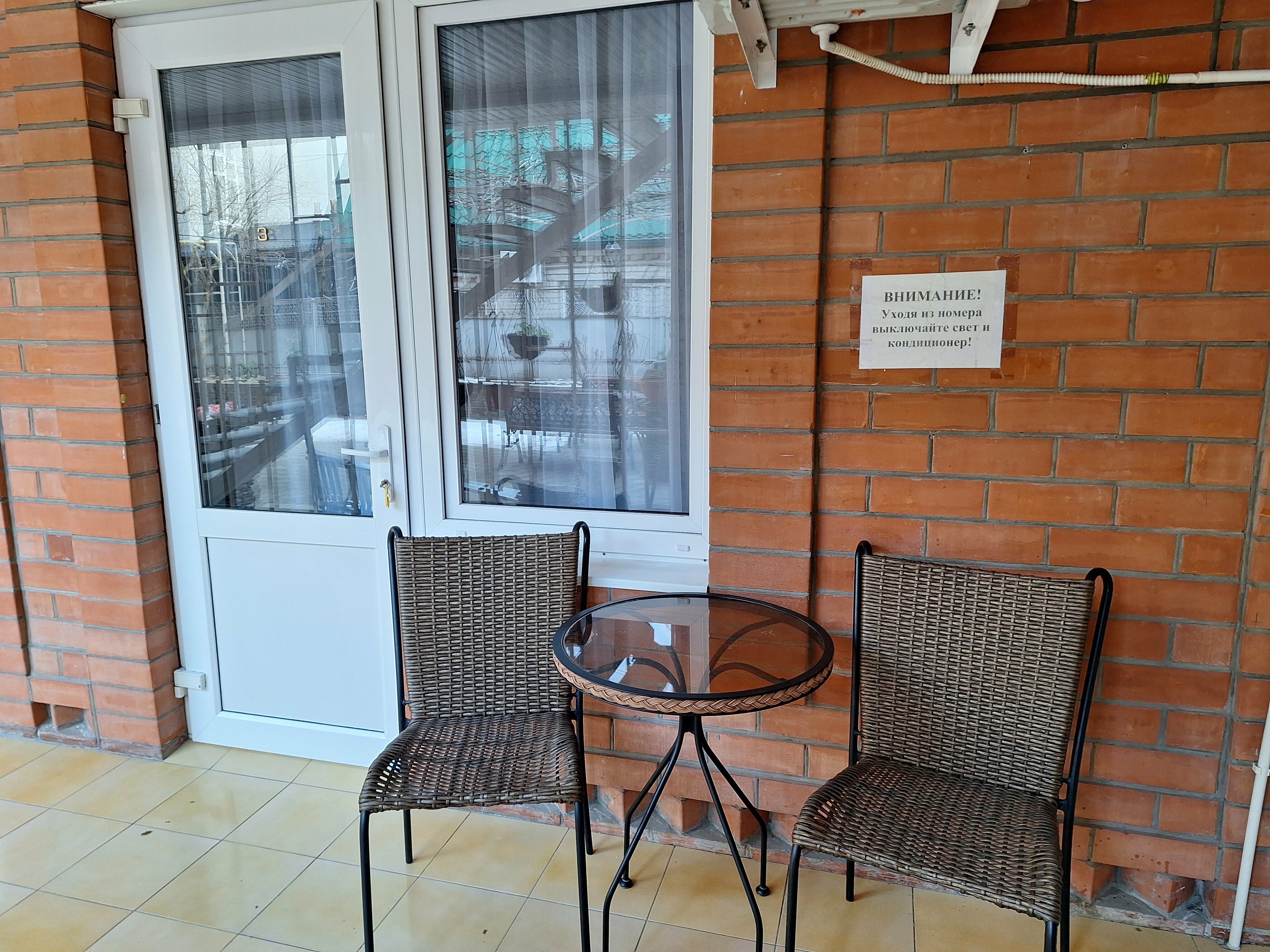 «КЛАССИК» ТРЕХМЕСТНЫЙ СТАНДАРТНЫЙ  НОМЕР С РАЗДЕЛЬНЫМИ  КРОВАТЯМИ, ОДНОМЕСТНЫМ  ДИВАНОМ