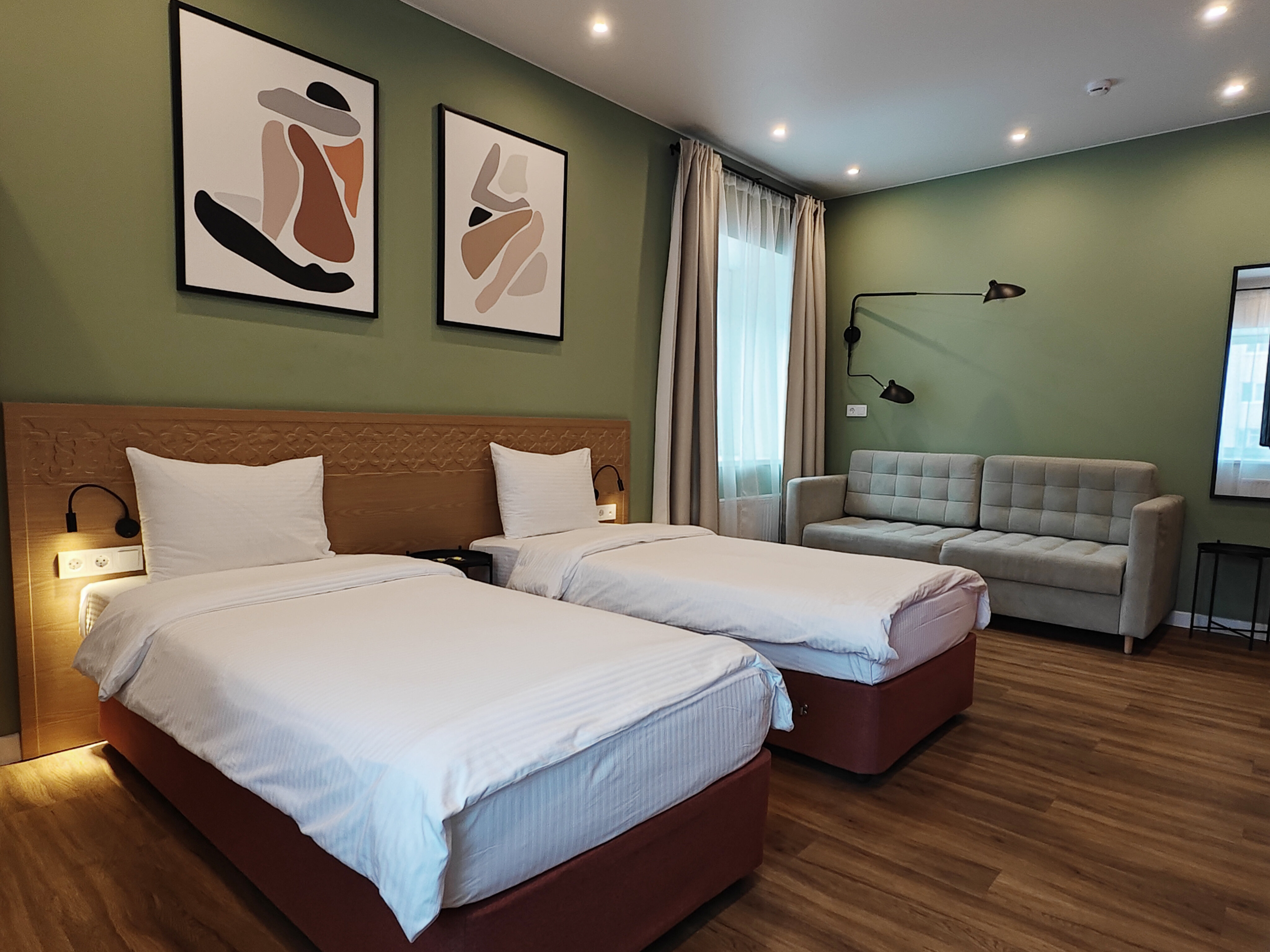 Студия с двумя раздельными кроватями и кухней