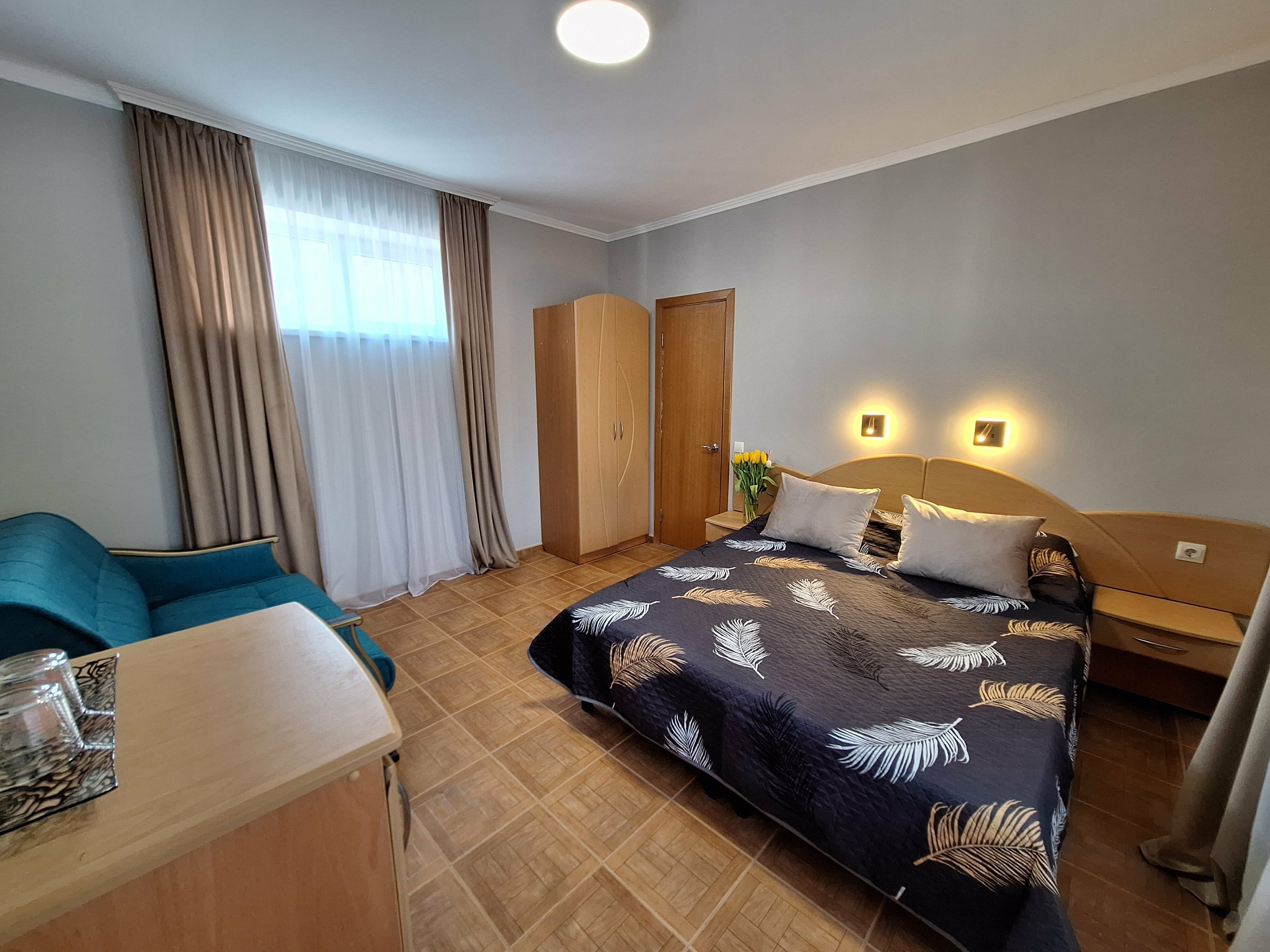 «ЗАКАТ» СТАНДАРТНЫЙ ЧЕТЫРЕХМЕСТНЫЙ НОМЕР С ДВУСПАЛЬНОЙ КРОВАТЬЮ,  ДВУСПАЛЬНЫЙ ДИВАН