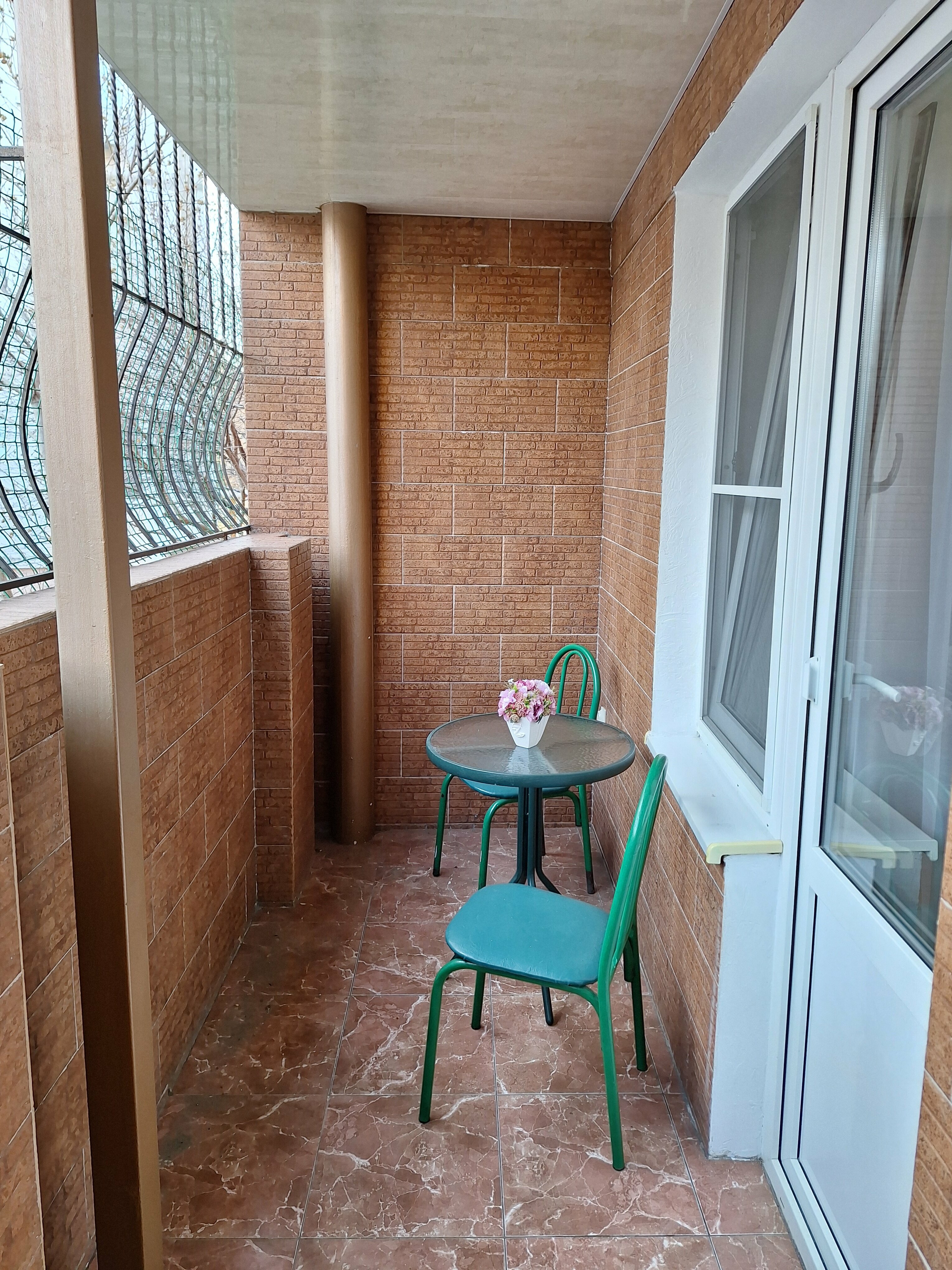 «КОМФОРТ ПЛЮС» С ТЕРРАСОЙ ЧЕТЫРЕХМЕСТНЫЙ  НОМЕР ДВУСПАЛЬНОЙ КРОВАТЬЮ И  ДИВАНОМ